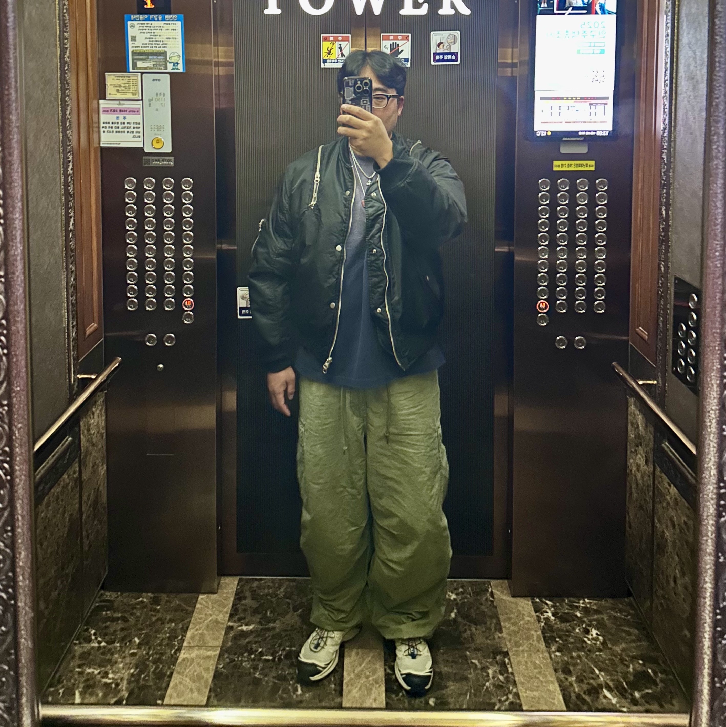Obey Giant Cargo Pants Lichen Green, Salomon XT-6 Lunar Rock Dark Sapphire 착용 스타일 - 1