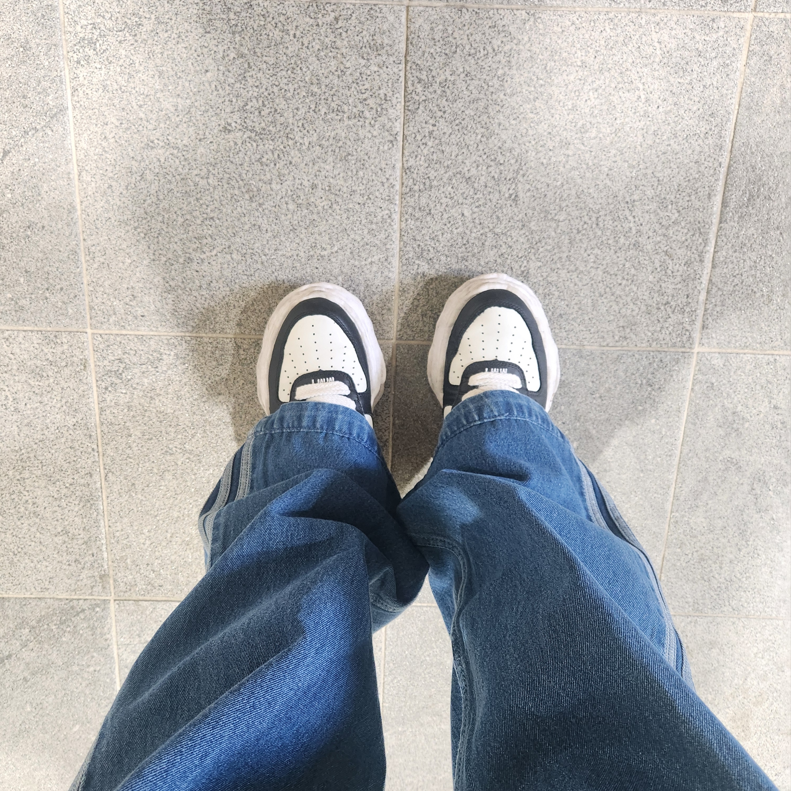 Maison Mihara Yasuhiro Wayne OG Sole Leather Low-top Sneakers Black White 착용 스타일