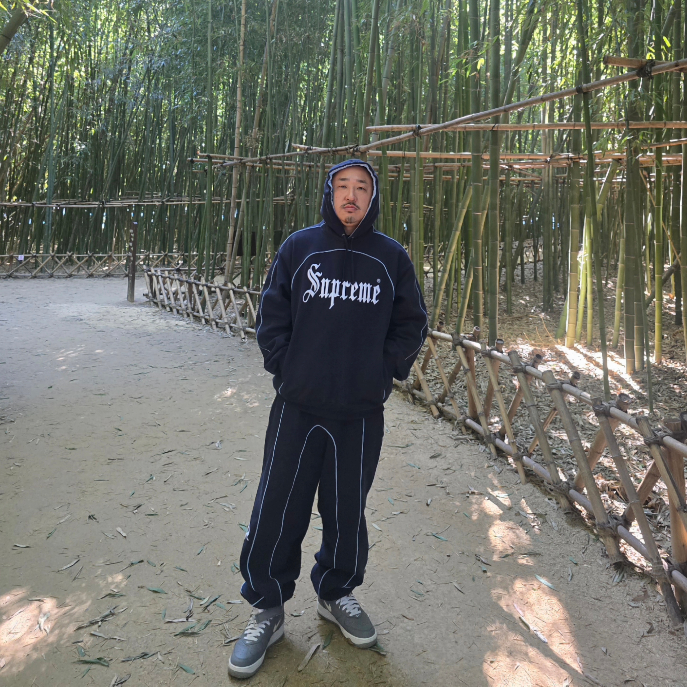 Supreme Curve Piping Hooded Sweatshirt Navy - 25SS, Supreme Curve Piping Sweatpant Navy - 25SS 착용 스타일