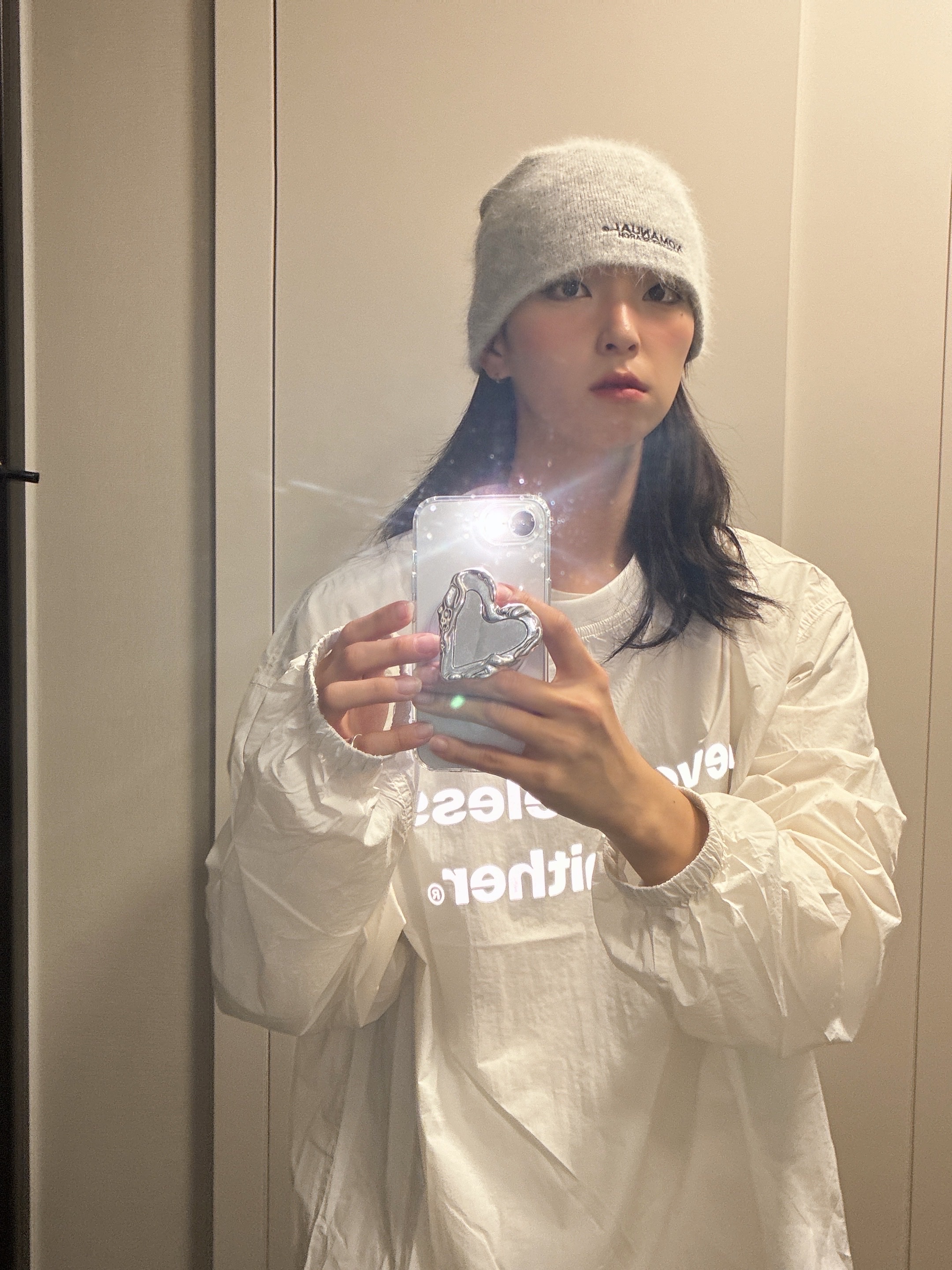 NOMANUAL NM Hairy Beanie Light Gray, [KREAM 단독] runwhither Windbreaker MTM White 착용 스타일 - 1