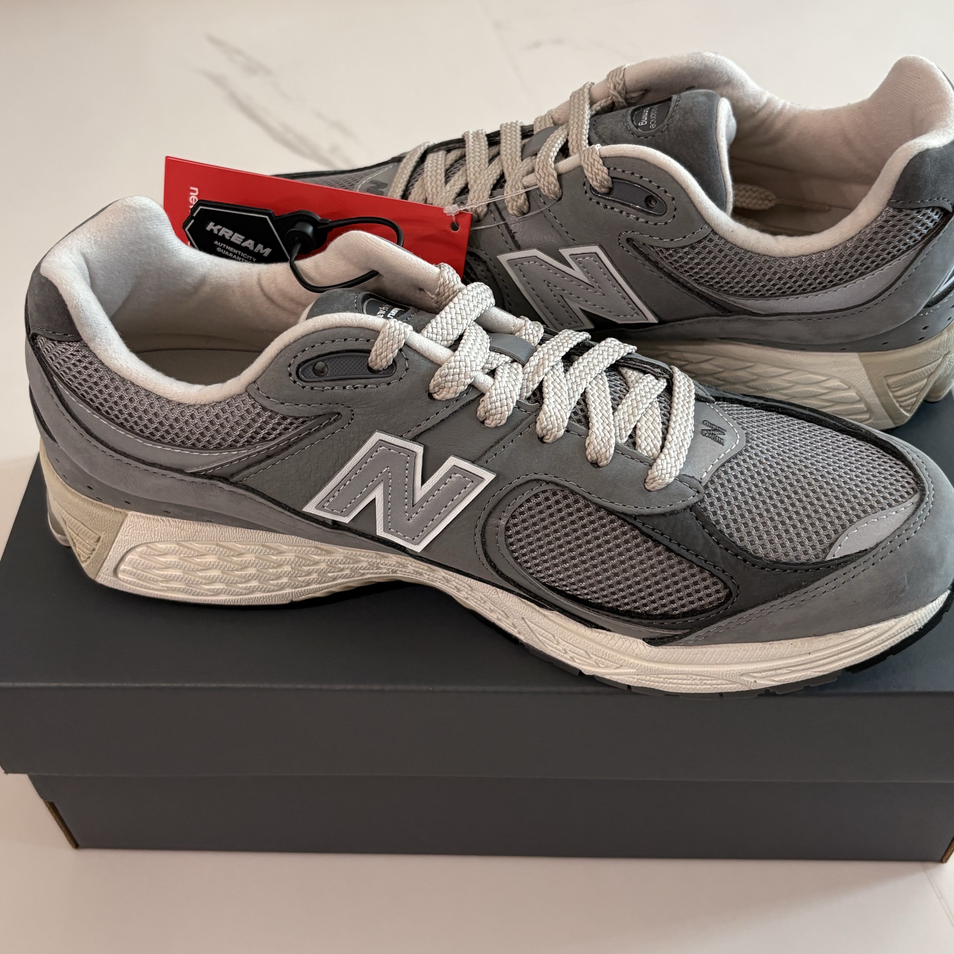 New Balance 2002R Premium Vintage Grey 착용 스타일