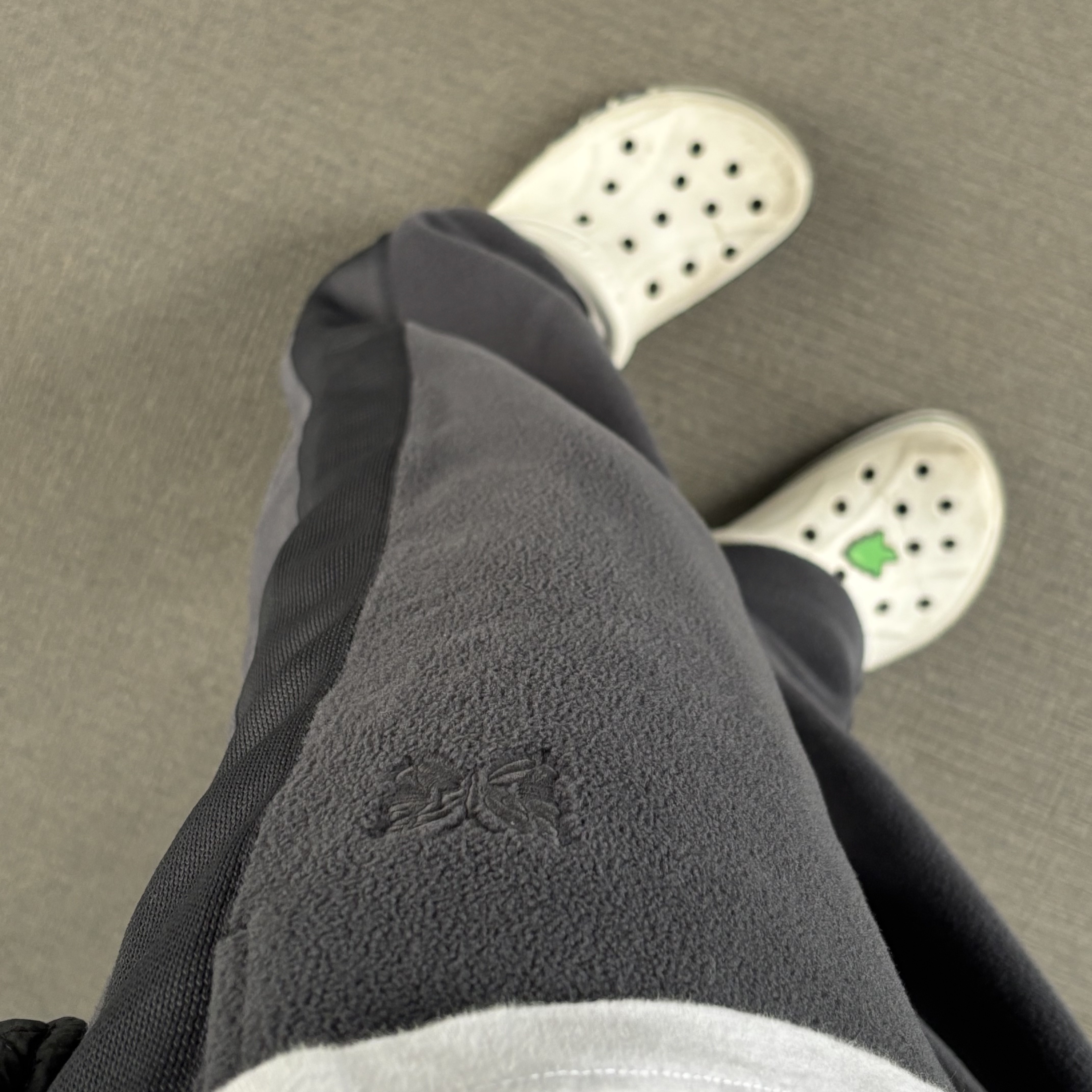 Uniqlo x Needles Fleece Wide Pants Longer Length Dark Gray - JP 착용 스타일