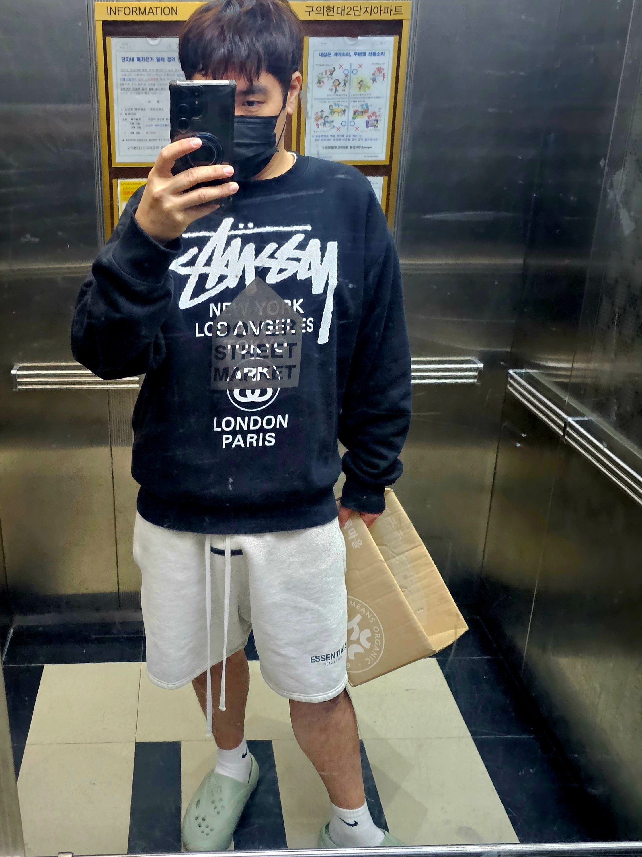 Stussy DSM World Tour Crew Black 2023, Essentials The Core Collection Sweatshorts Light Oatmeal 착용 스타일