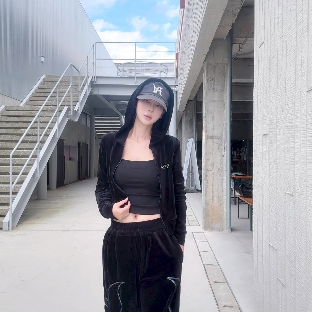 SSERPE Stud Velvet Crop Hoodie Zip Up Puma Black 착용 스타일 - 1