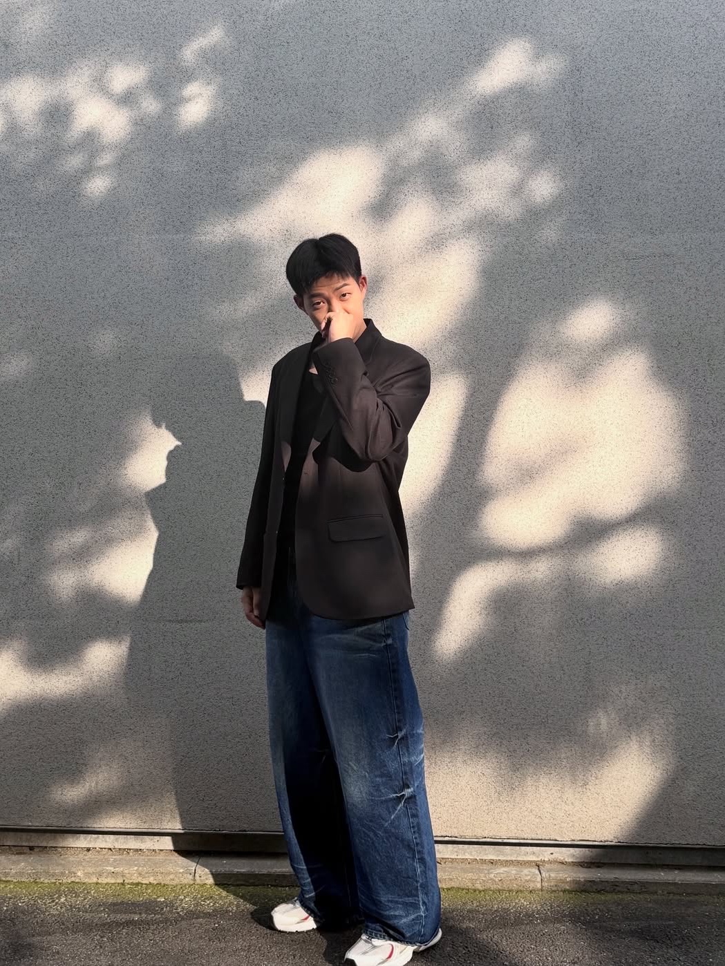 SSERPE Starry Night Washed Wide Denim Pants Blue 착용 스타일