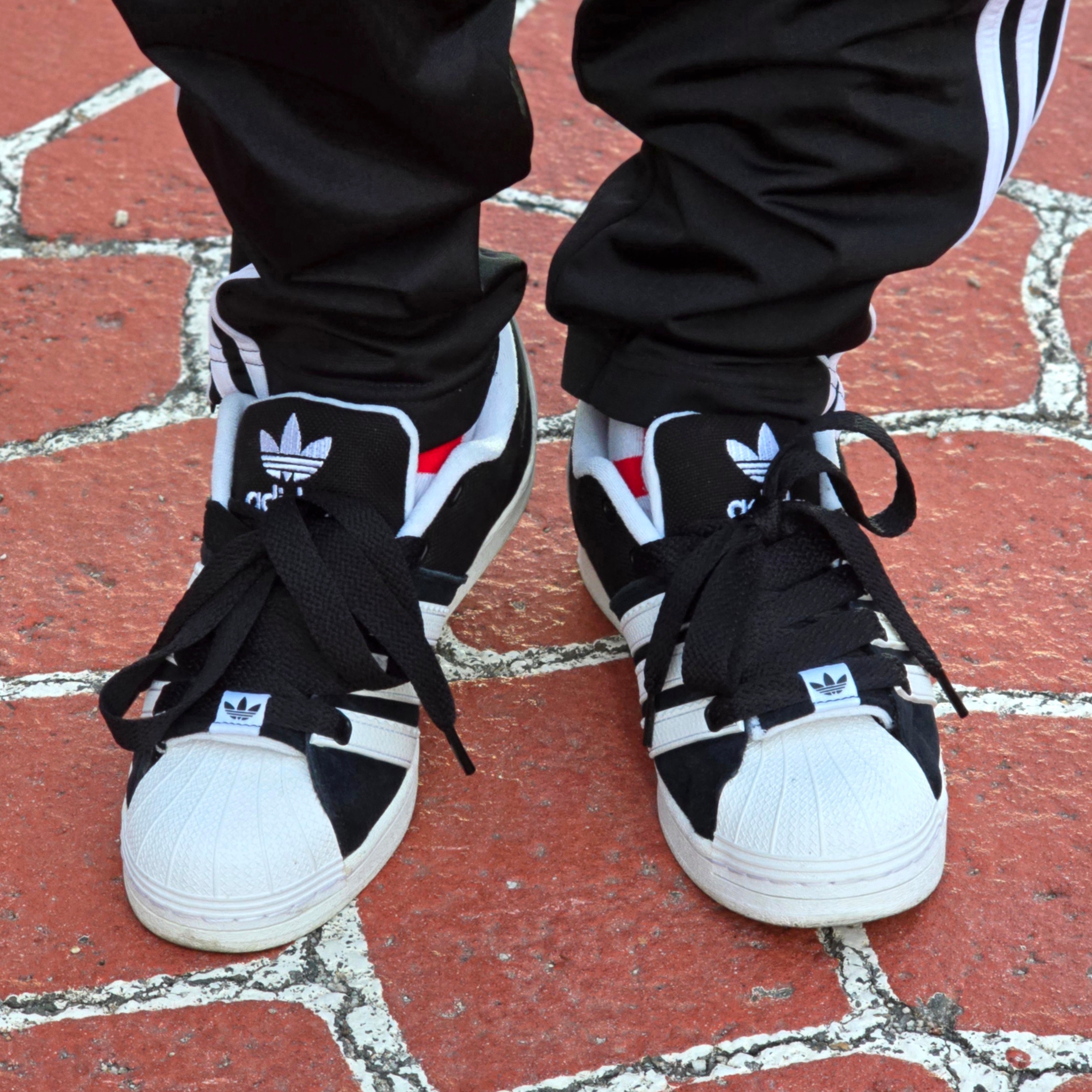 Adidas Superstar Supermodified Core Black Cloud White 착용 스타일 - 2