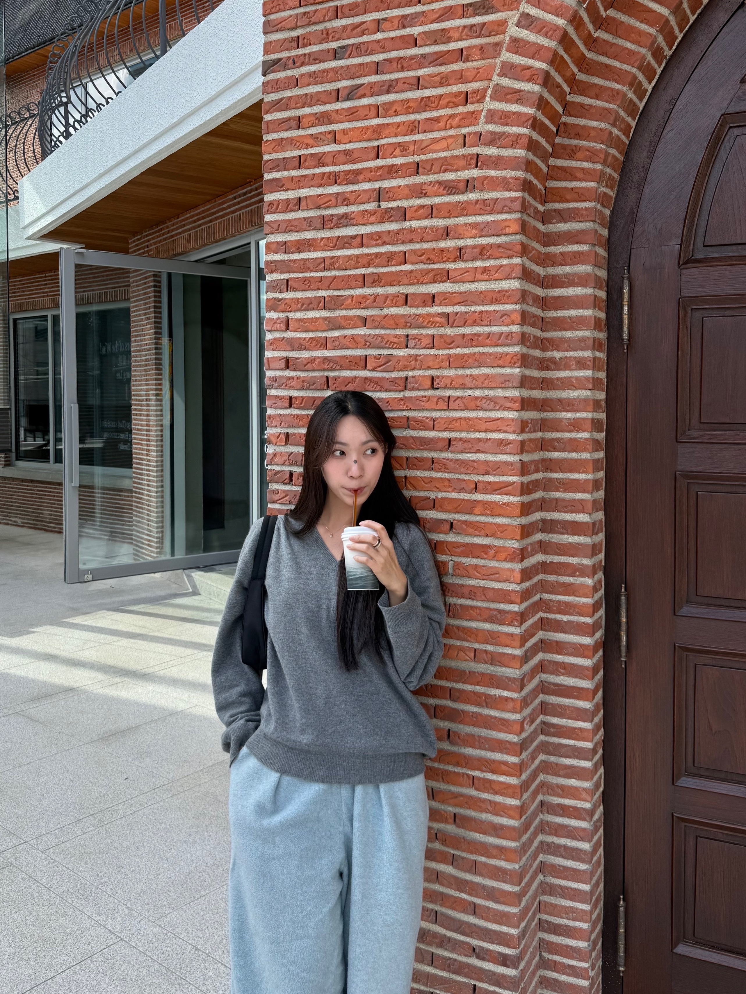 Prada Re-Edition 2000 Re-Nylon Mini Shoulder Bag Black, Adidas Yeezy Foam RNNR Onyx 착용 스타일 - 1