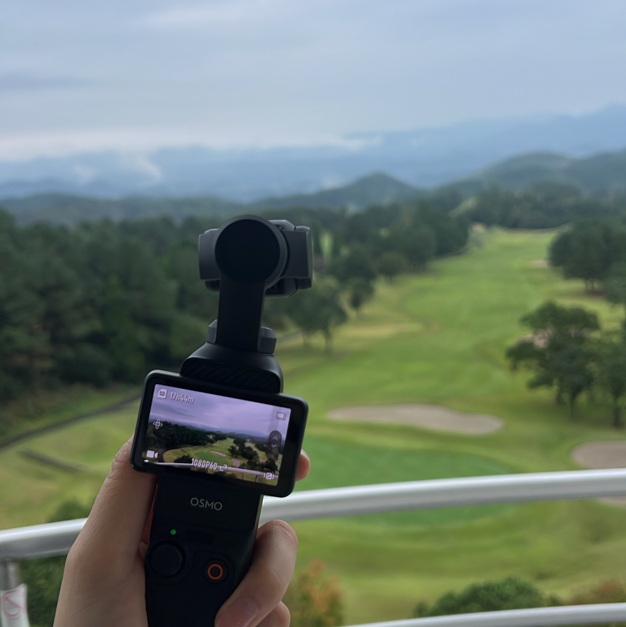 DJI Osmo Pocket 3 Creator Combo Classic Black (Korean Ver.), Vivienne Westwood Orb Peru T-Shirt Cream 착용 스타일 - 9