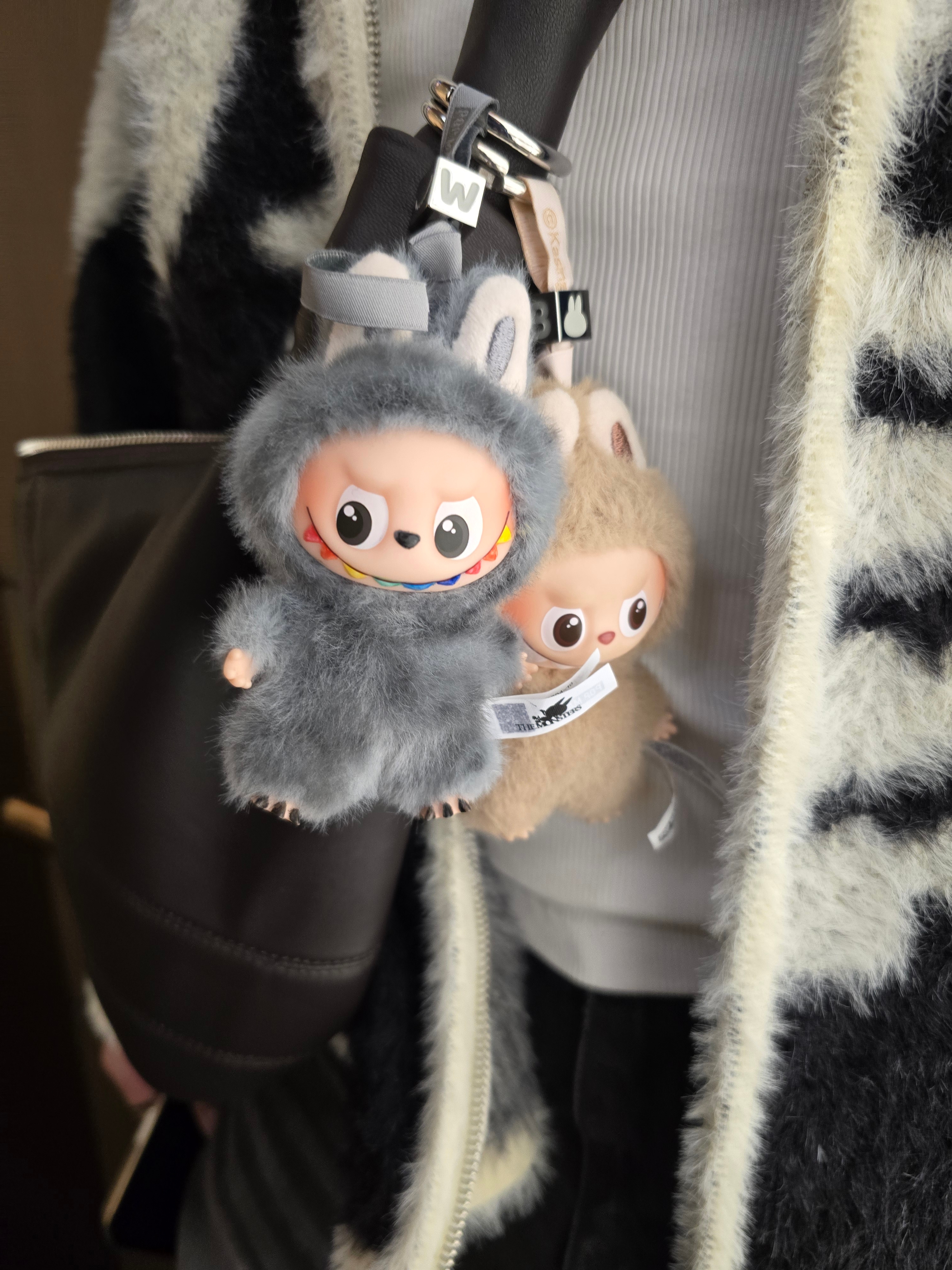 Pop Mart Labubu The Monsters Highlight Series ID Keyring (Opened Case), Pop Mart Labubu The Monsters Pin For Love Series Vinyl Plush Pendant Sealed Case (A-M) (1 Blind Box) 착용 스타일
