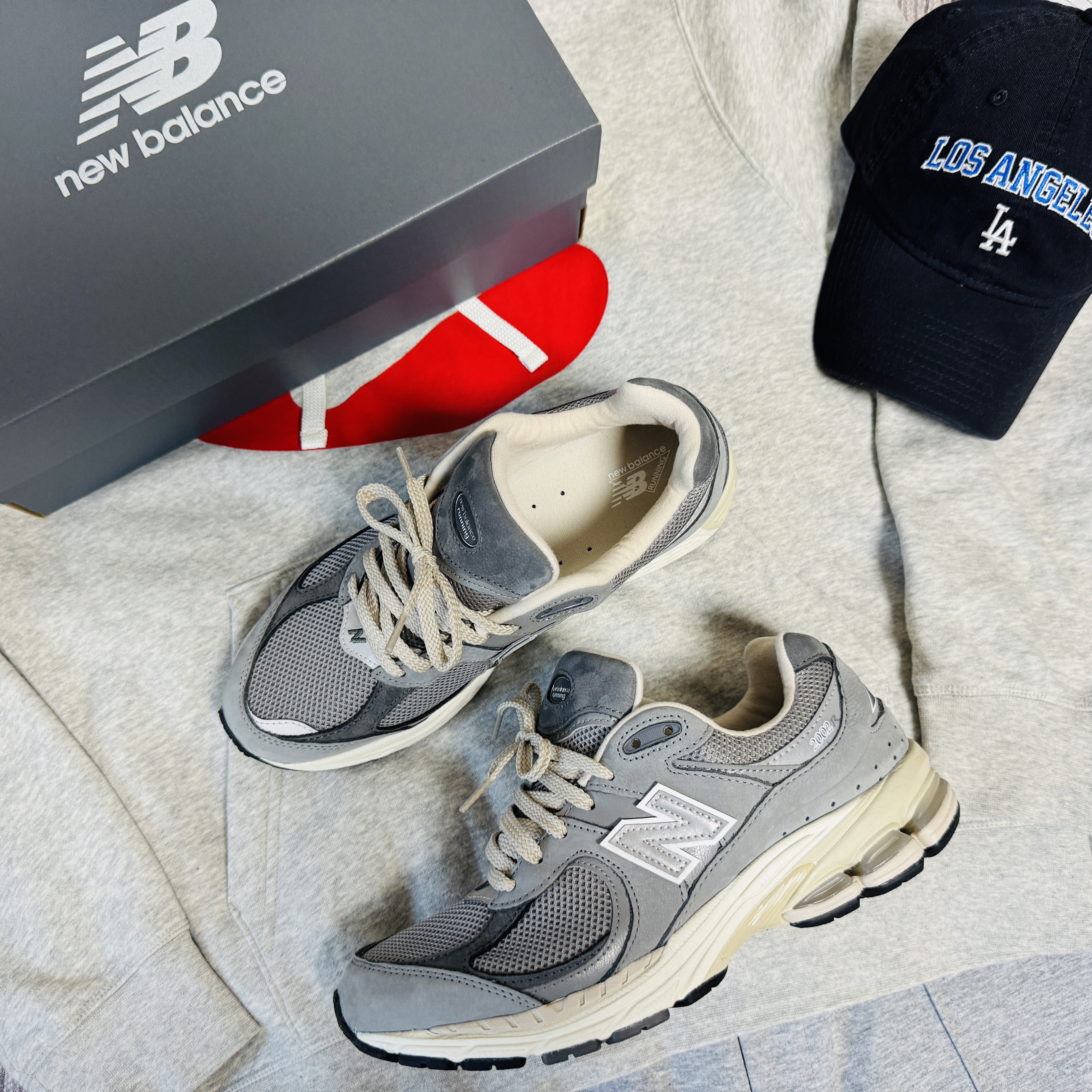 New Balance 2002R Premium Vintage Grey 착용 스타일 - 1