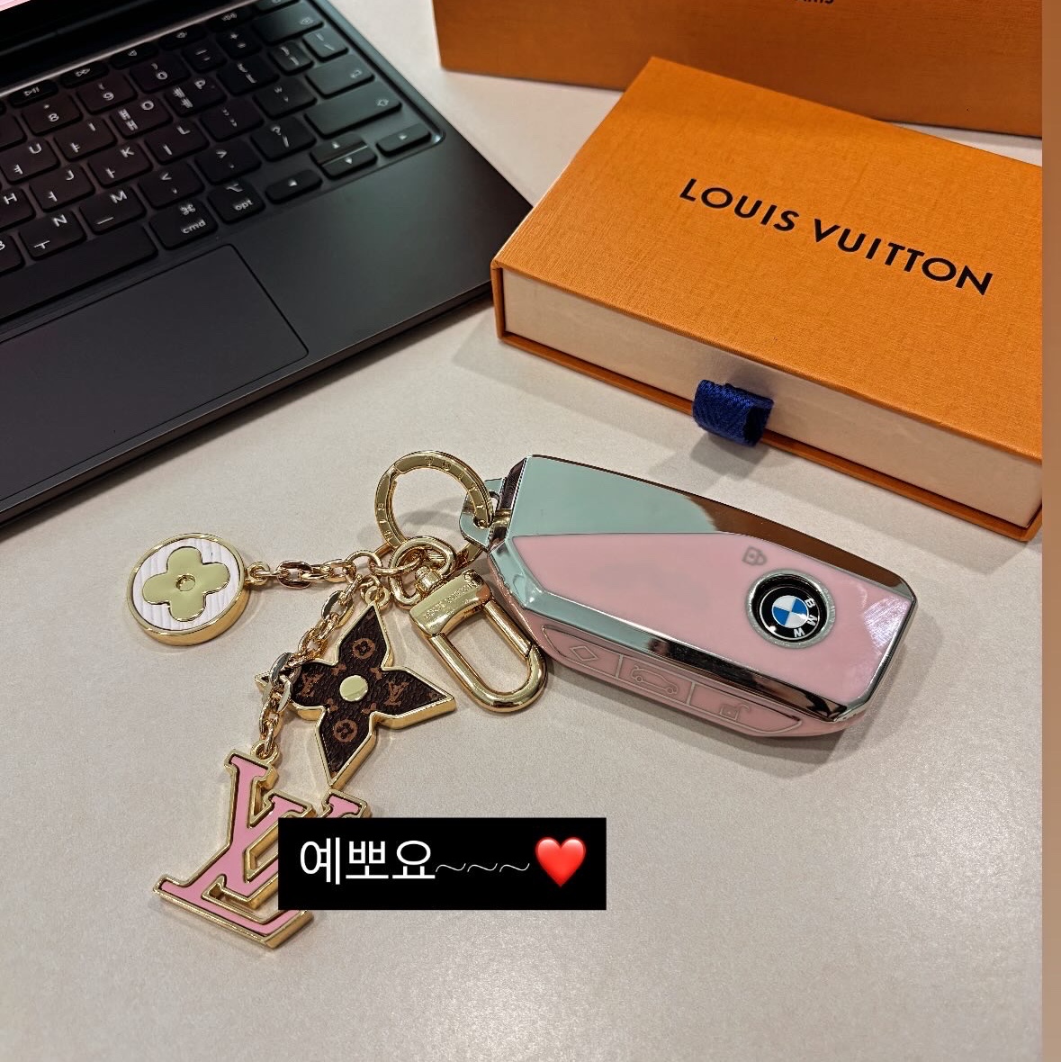 Louis Vuitton Spring Street Bag Charm and Key Holder Pink Monogram Gold 착용 스타일