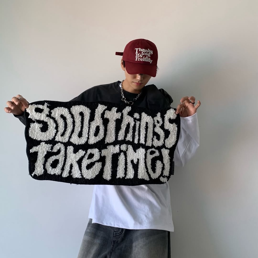 earpearp Good Things Take Time Rug Black 착용 스타일 - 1