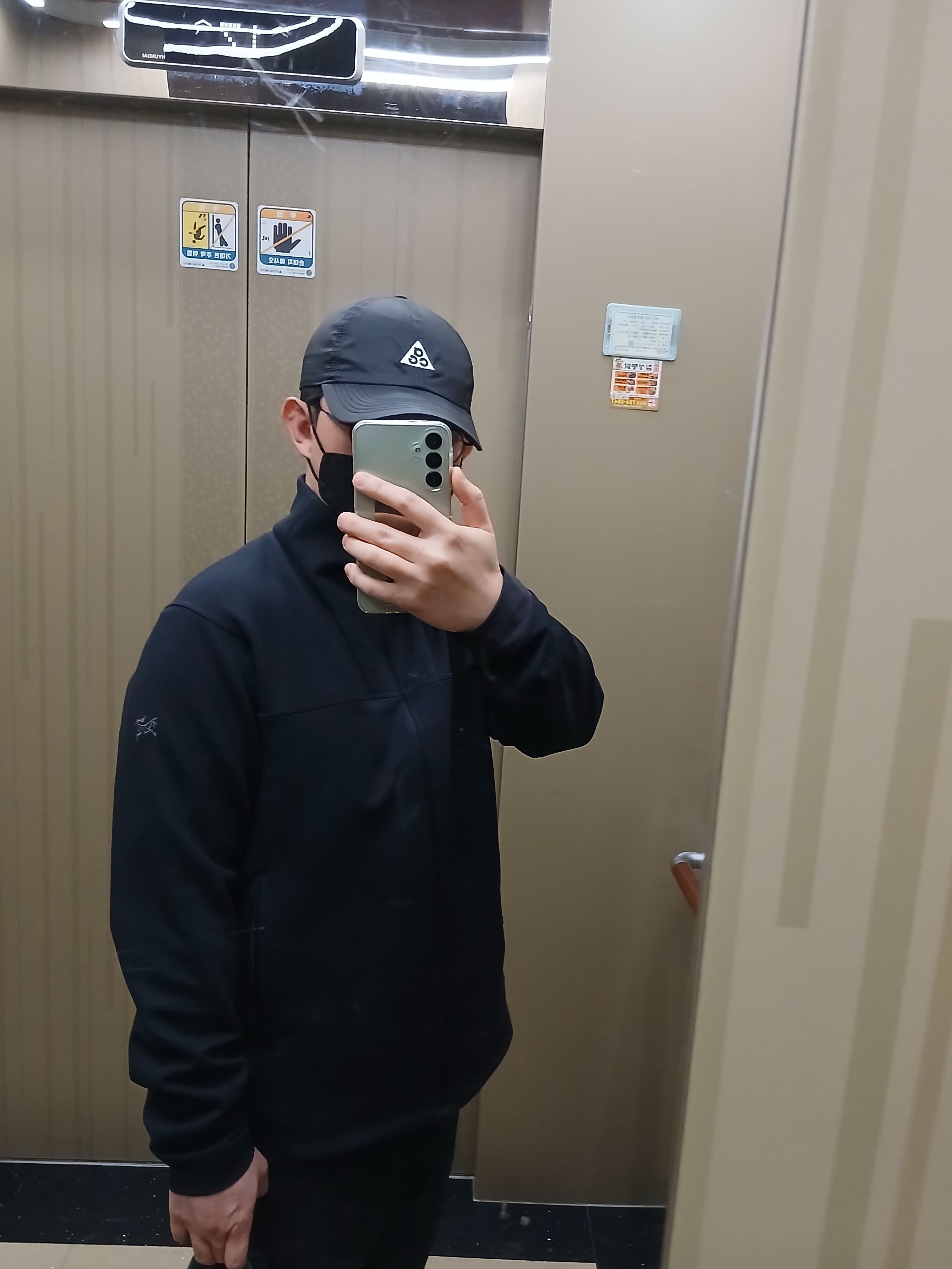 Nike ACG Trail Cap Black, Salomon RX Slide 3.0 Black Plum Kitten 착용 스타일 - 1