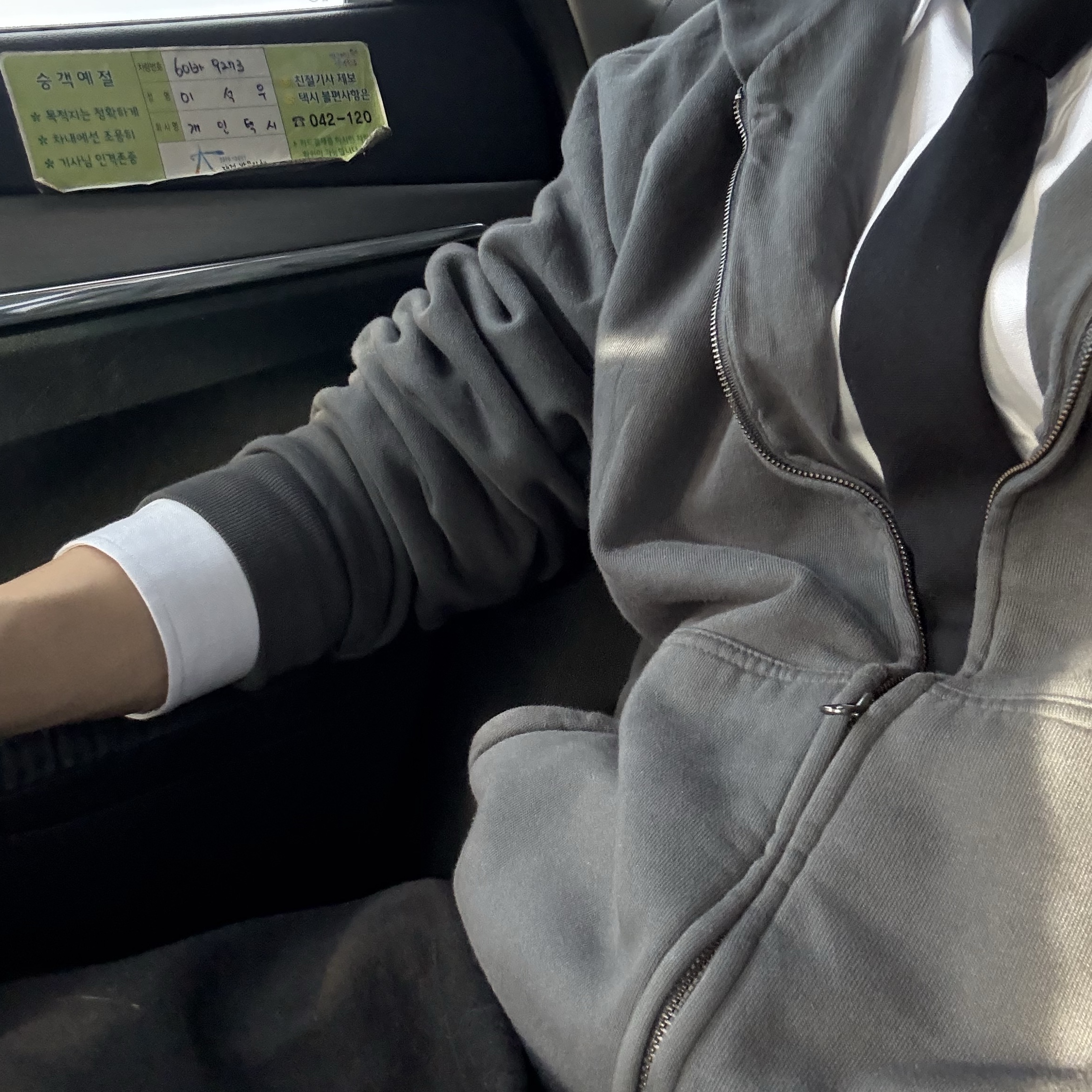 Yeezy YZY Zip-Up Hoodie Dark Grey 착용 스타일