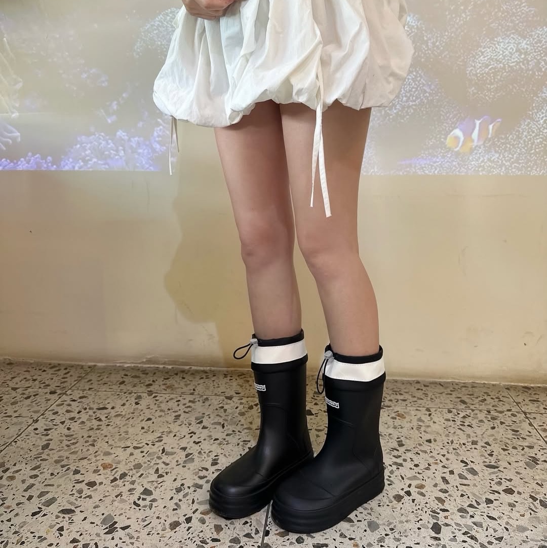 earpearp Sheer String Rain Boots Middle Black 착용 스타일 - 3