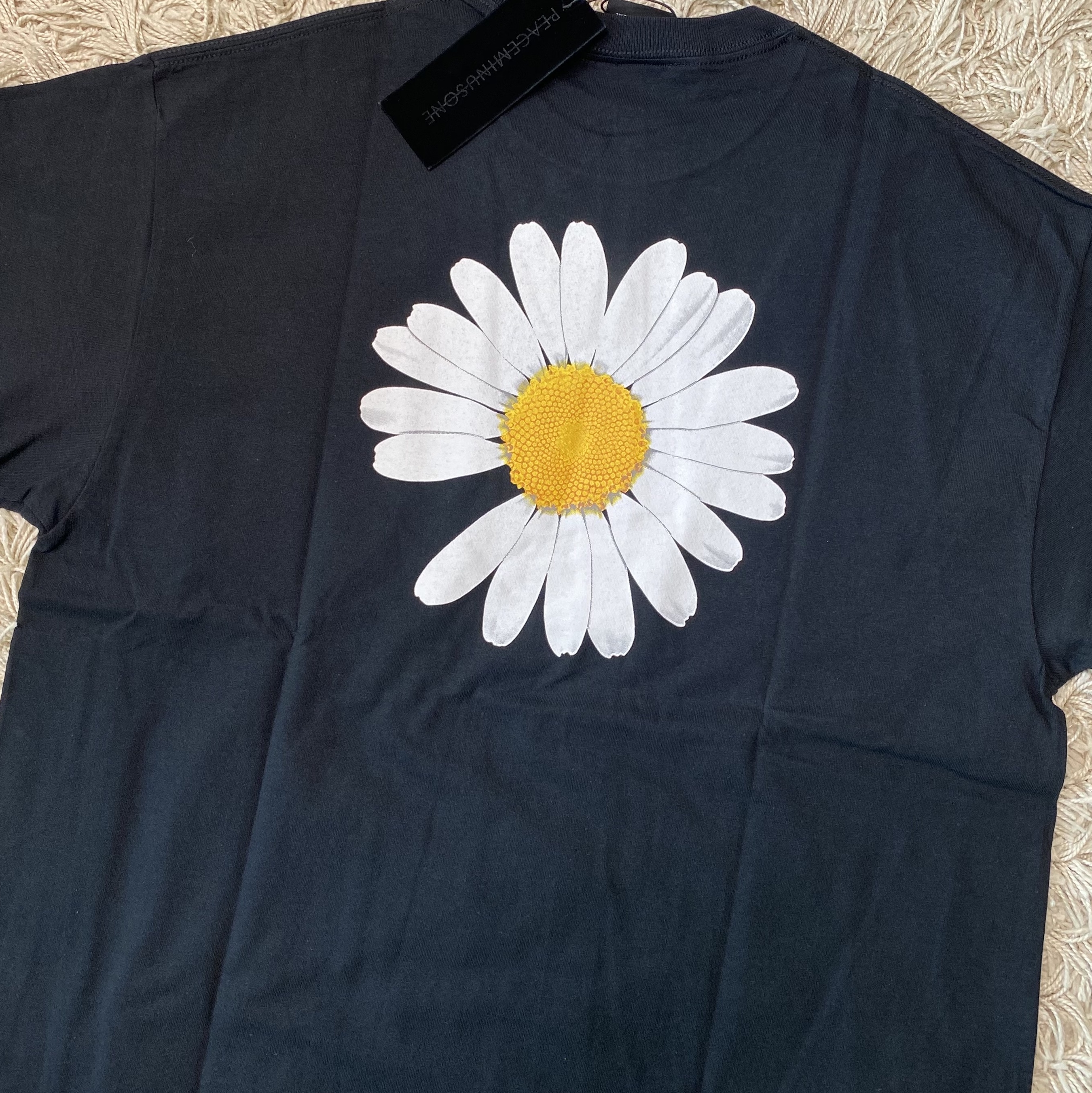 Peaceminusone x Hypebeast 20th Anniversary T-Shirt Black 착용 스타일 - 1