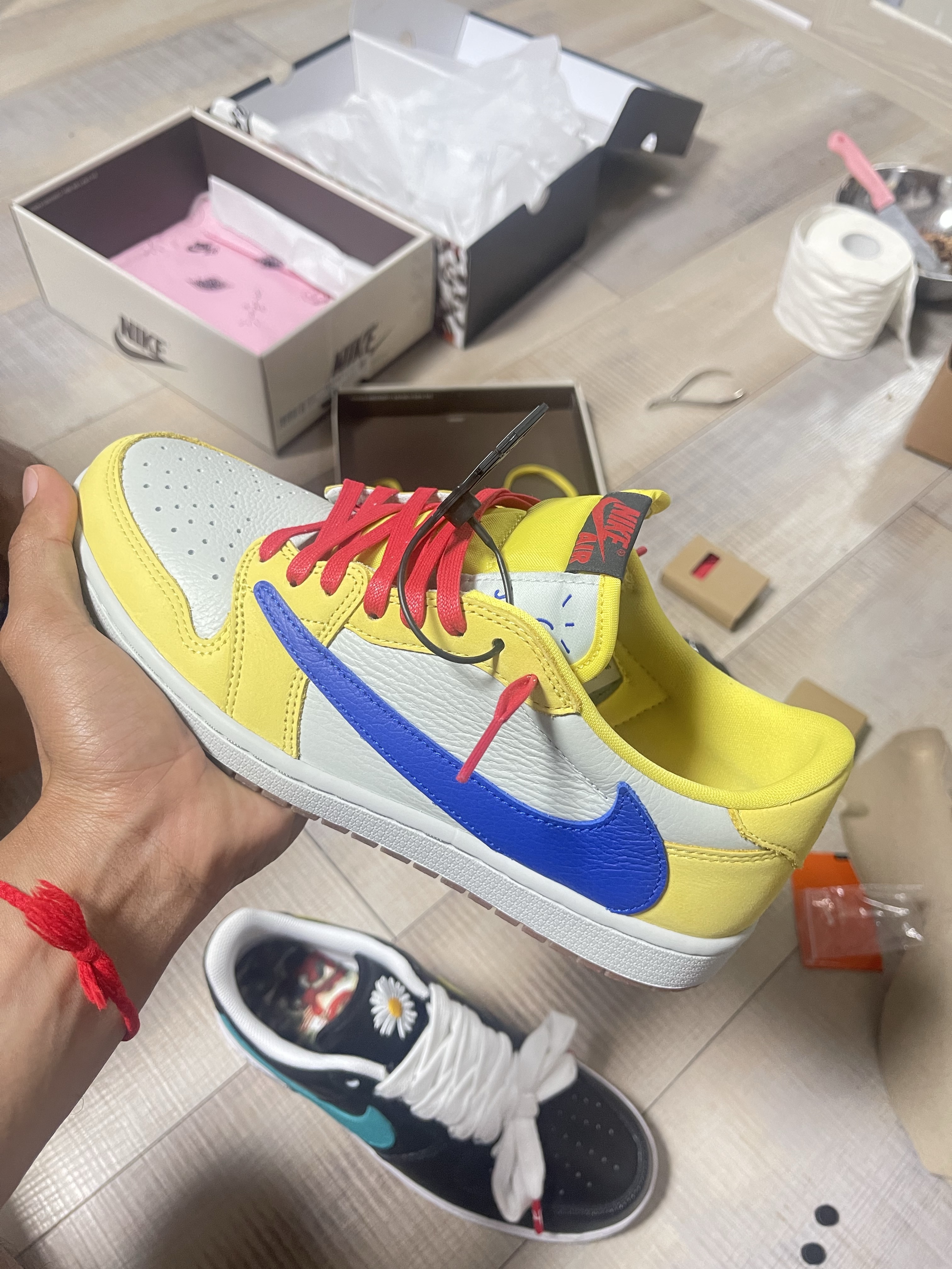 (W) Jordan 1 x Travis Scott Retro Low OG SP Canary, Nike x Peaceminusone Air Force 1 Low Para-Noise 3.0 Black and Multicolor 착용 스타일