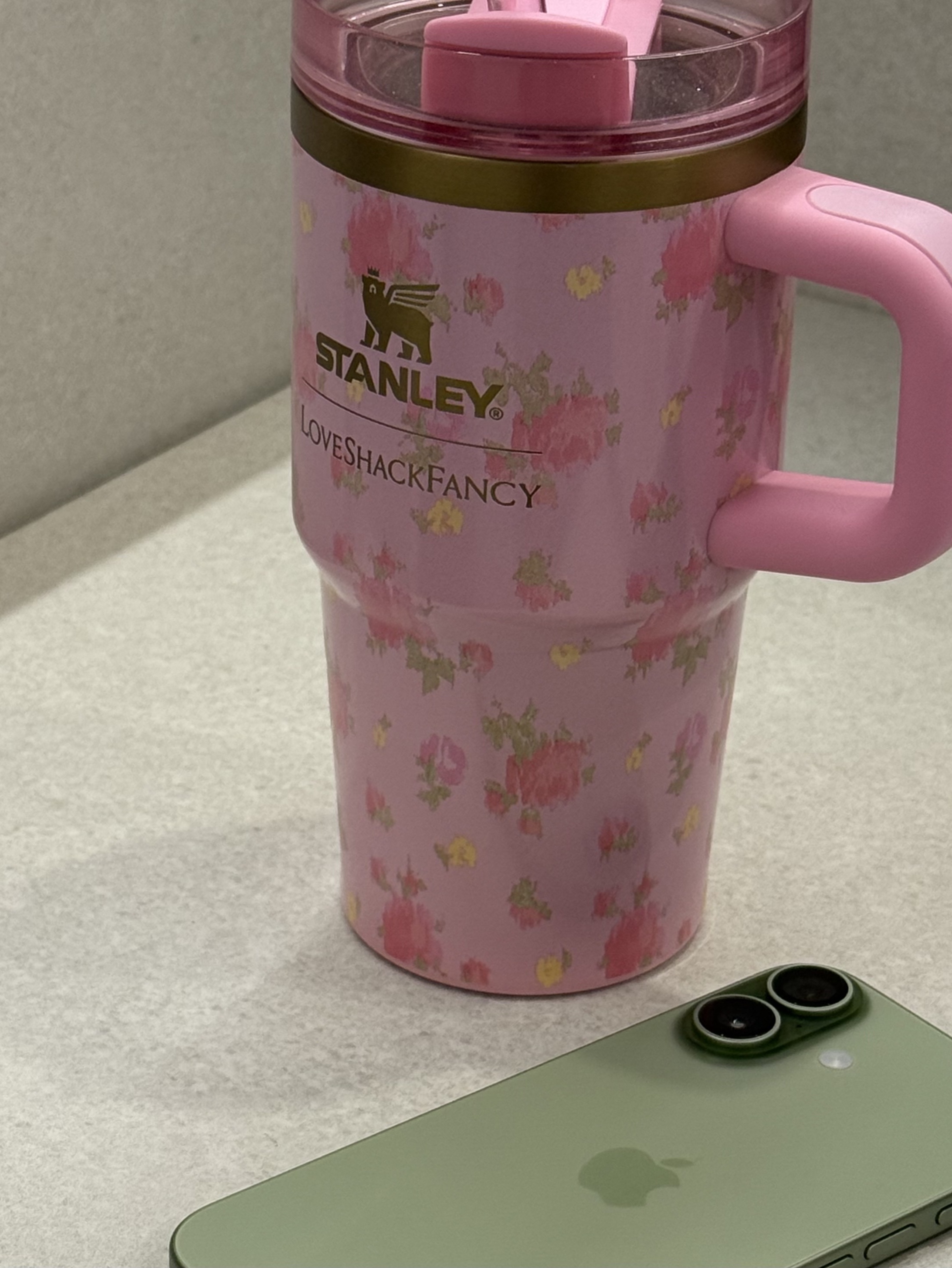 Stanley 1913 x LoveShackFancy Summer Quencher H2.0 Flowstate Tumbler 591ml Ibiza Sunset, Apple iPhone 17 256GB Sage 착용 스타일