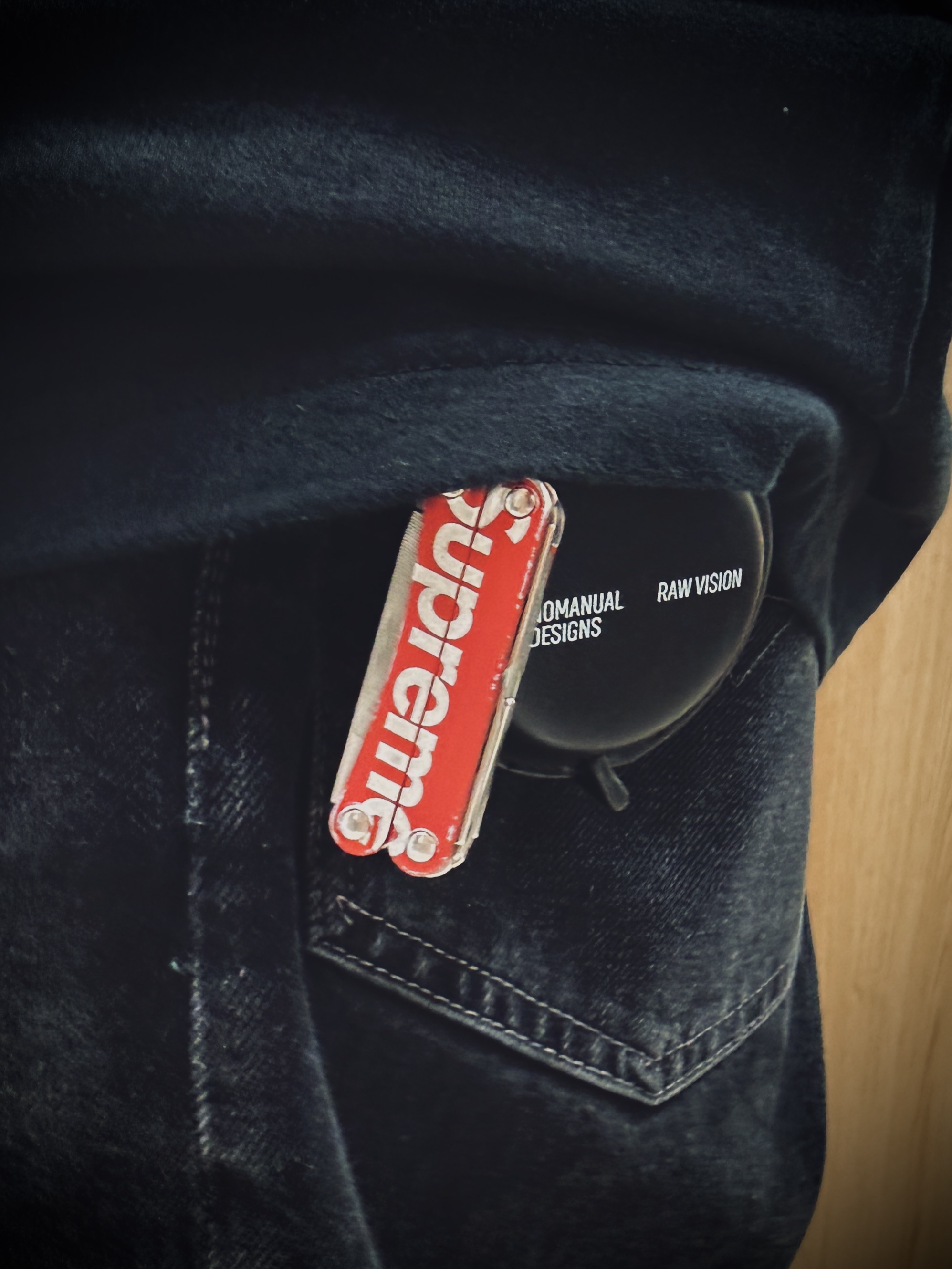 NOMANUAL Raw Vision Tape Measure, Supreme x Leatherman Squirt PS4 Multitool Red - 21SS 착용 스타일