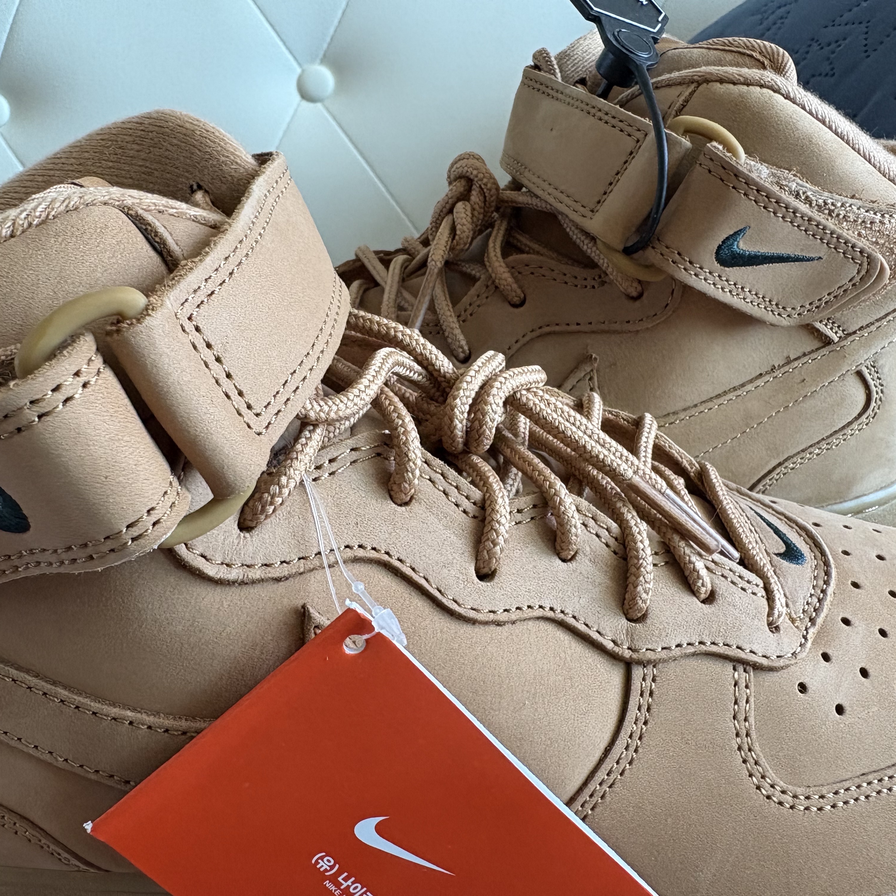 Nike Air Force 1 Mid Flax and Outdoor Green 착용 스타일