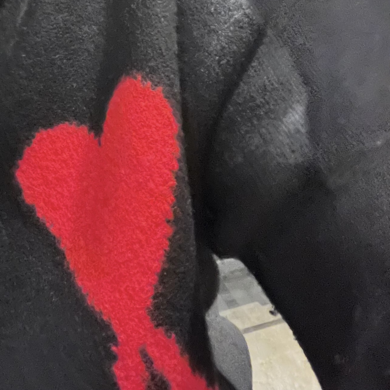 AMI de Coeur Funnel Neck Sweater Black Red 착용 스타일