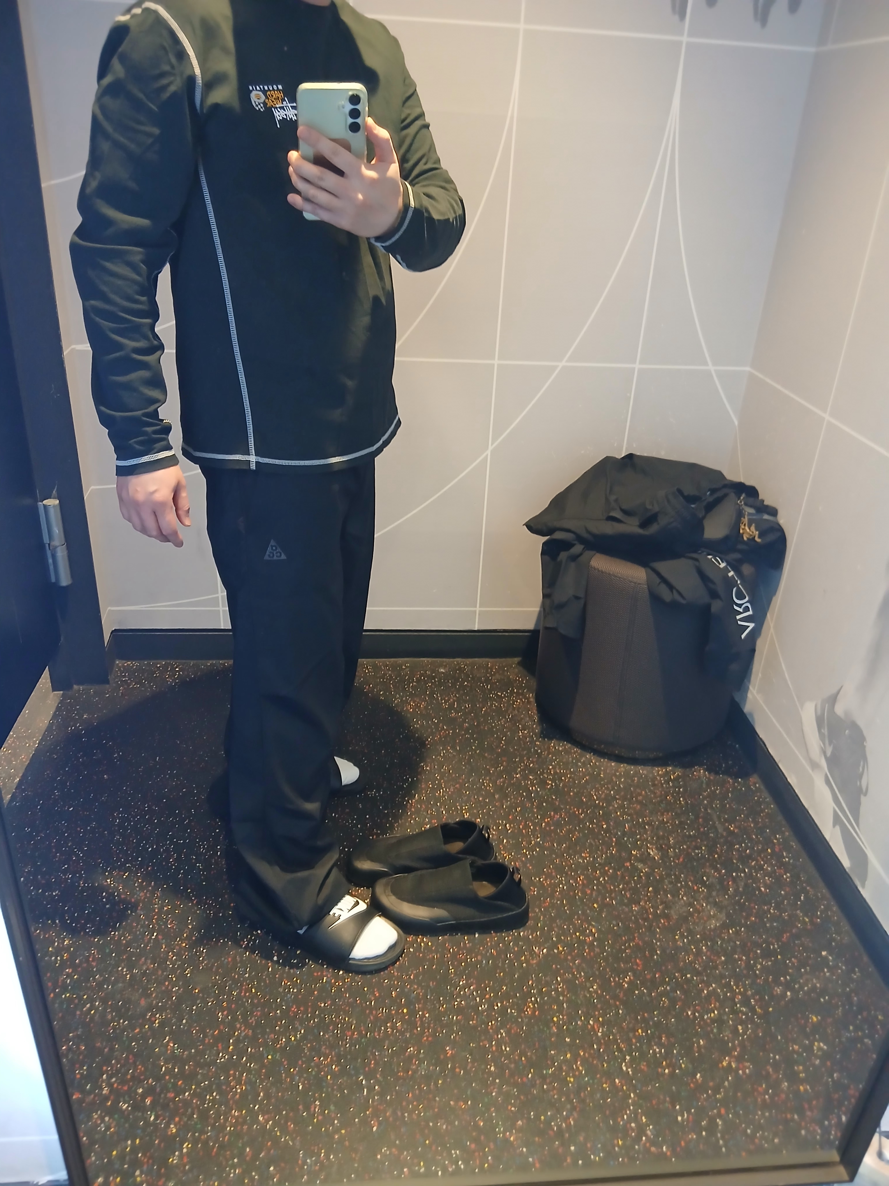 Nike Victori One Slide Black, Stussy x Mountain Hardwear LS T-Shirt Stealth Grey 착용 스타일 - 4