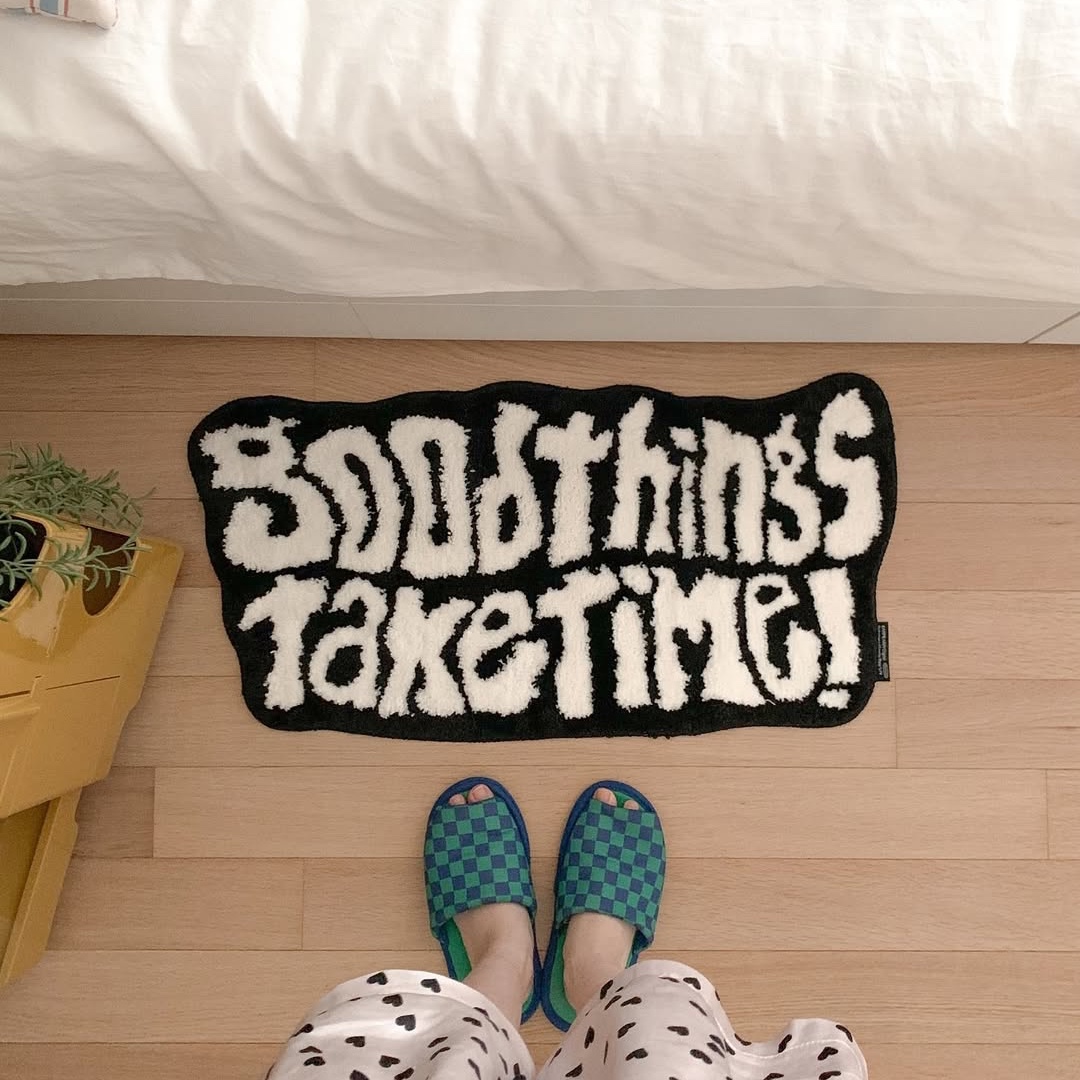 earpearp Good Things Take Time Rug Black 착용 스타일 - 2
