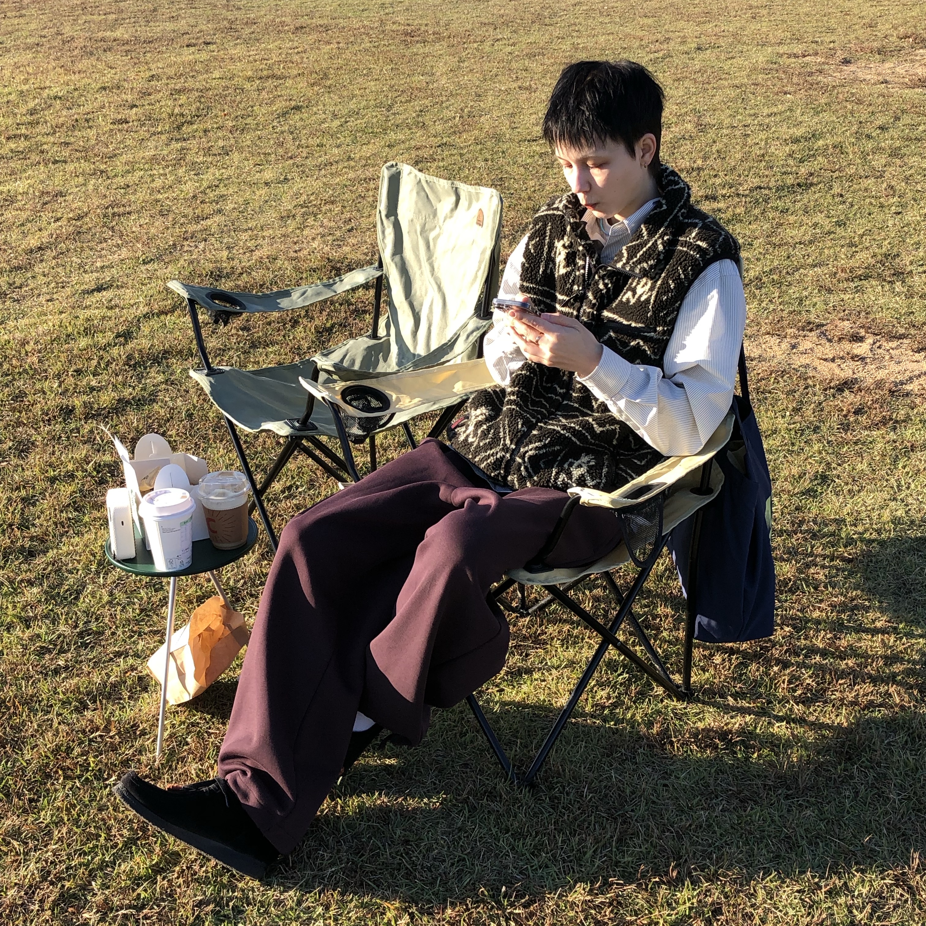 Starbucks x Helinox Side Table Green, Clarks Wallabee Black Suede 착용 스타일