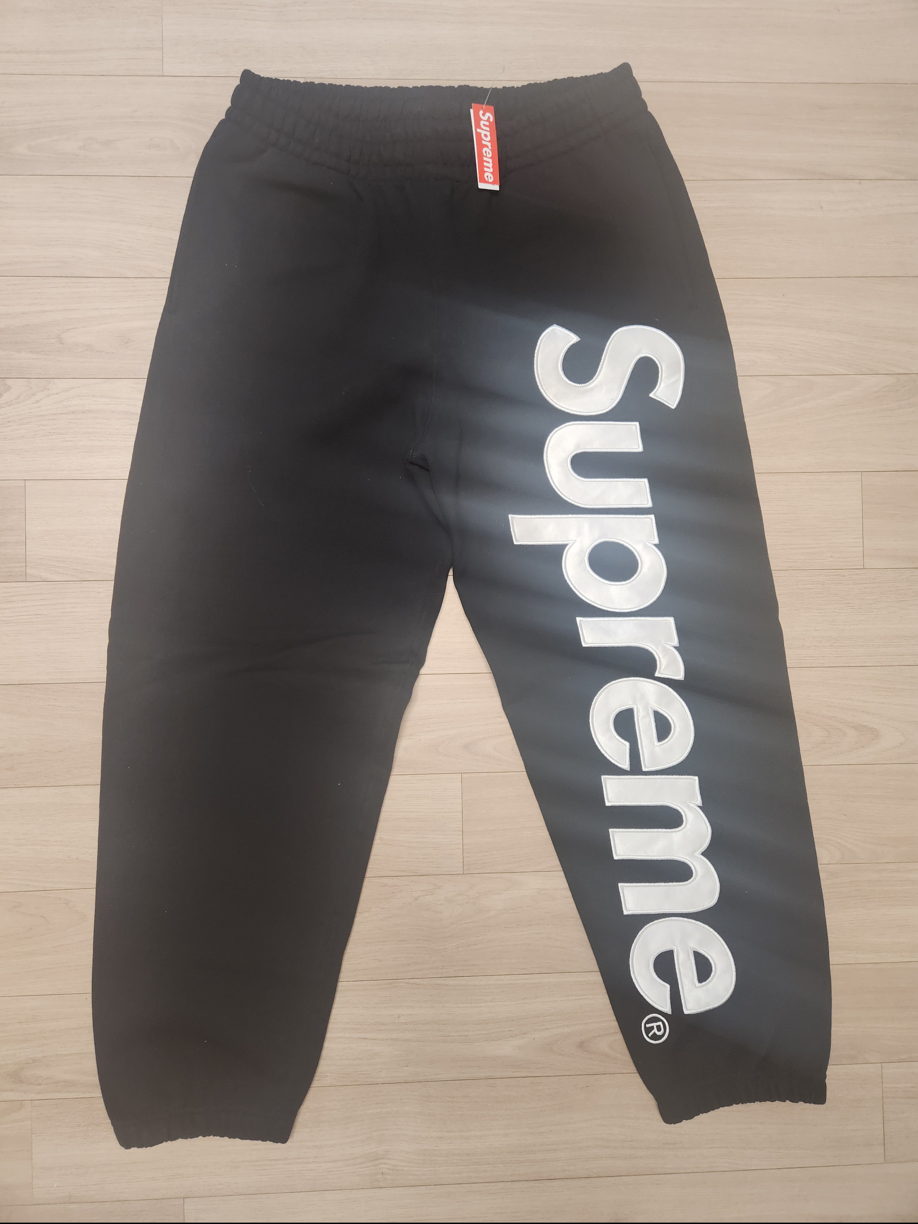 Supreme Satin Applique Sweatpant Black - 25FW 착용 스타일 - 4