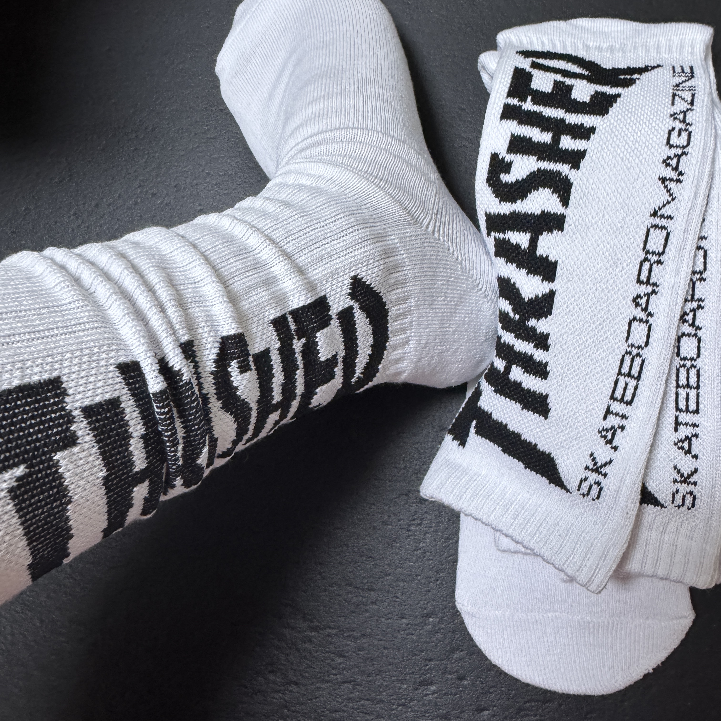 THRASHER (3Pack) Magazine Logo Crew Socks White 착용 스타일