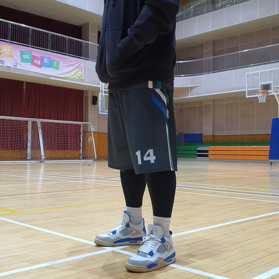 Jordan 4 Retro Industrial Blue 착용 스타일
