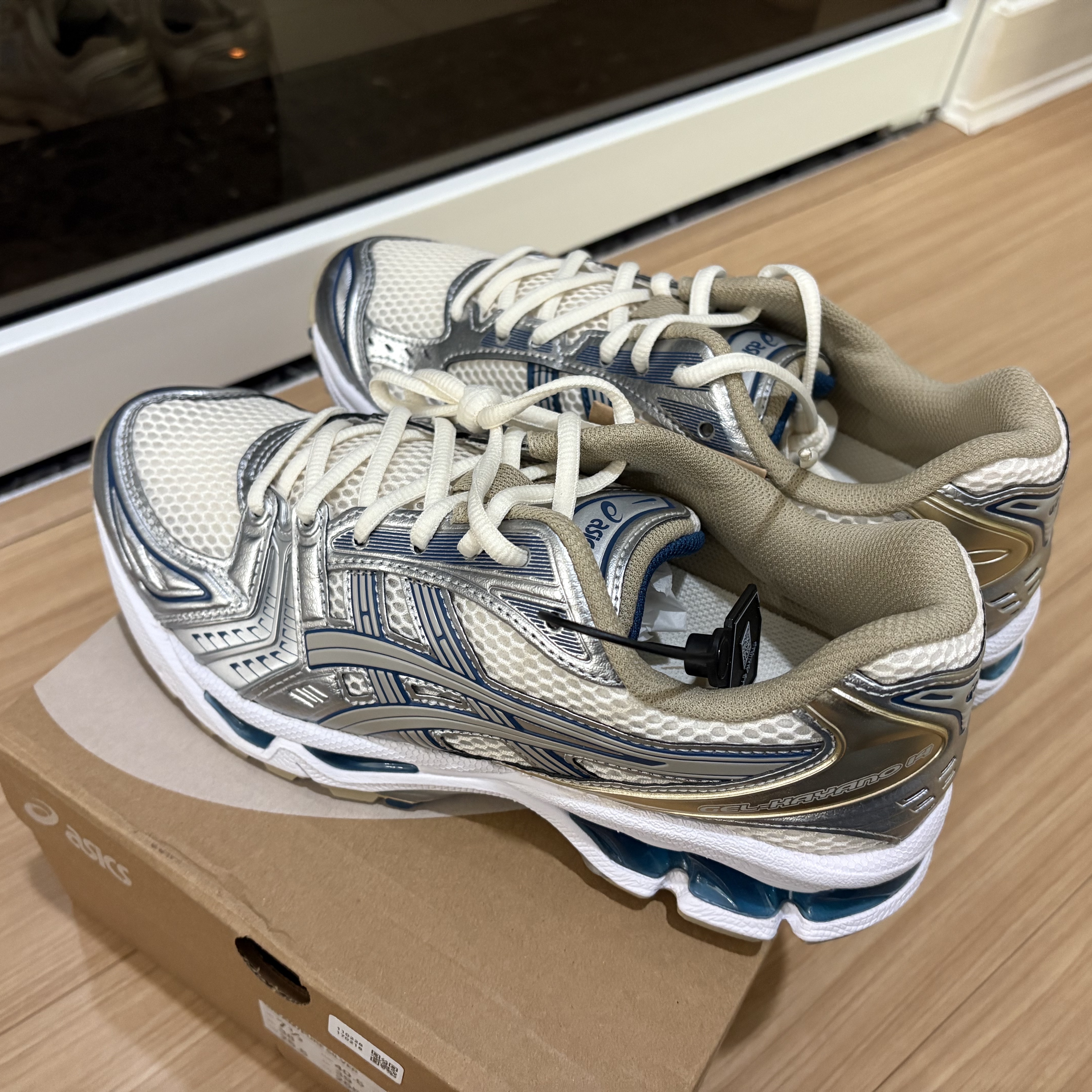 Asics Gel-Kayano 14 Cream Pure Silver 착용 스타일 - 1