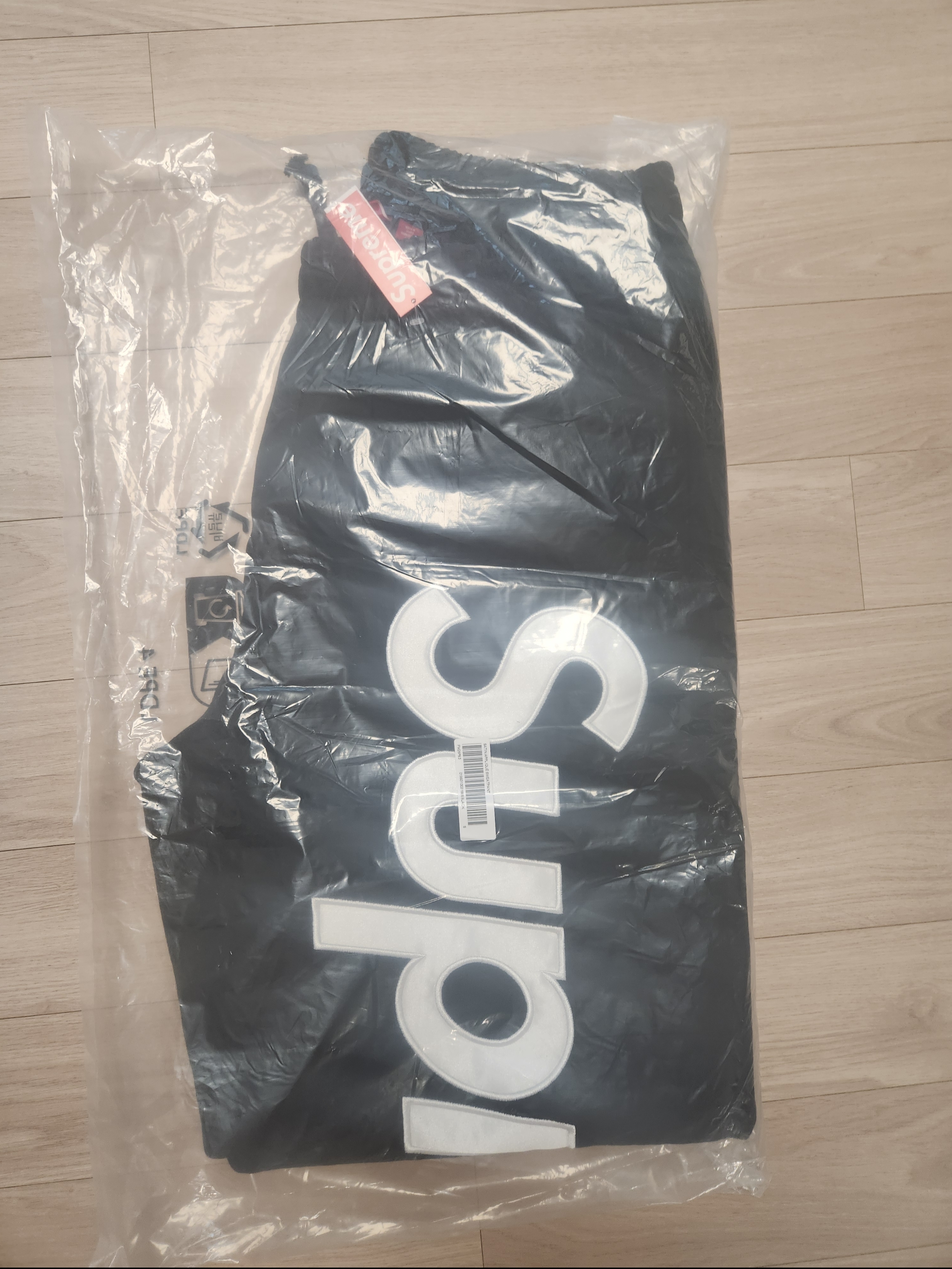 Supreme Satin Applique Sweatpant Black - 25FW 착용 스타일 - 1