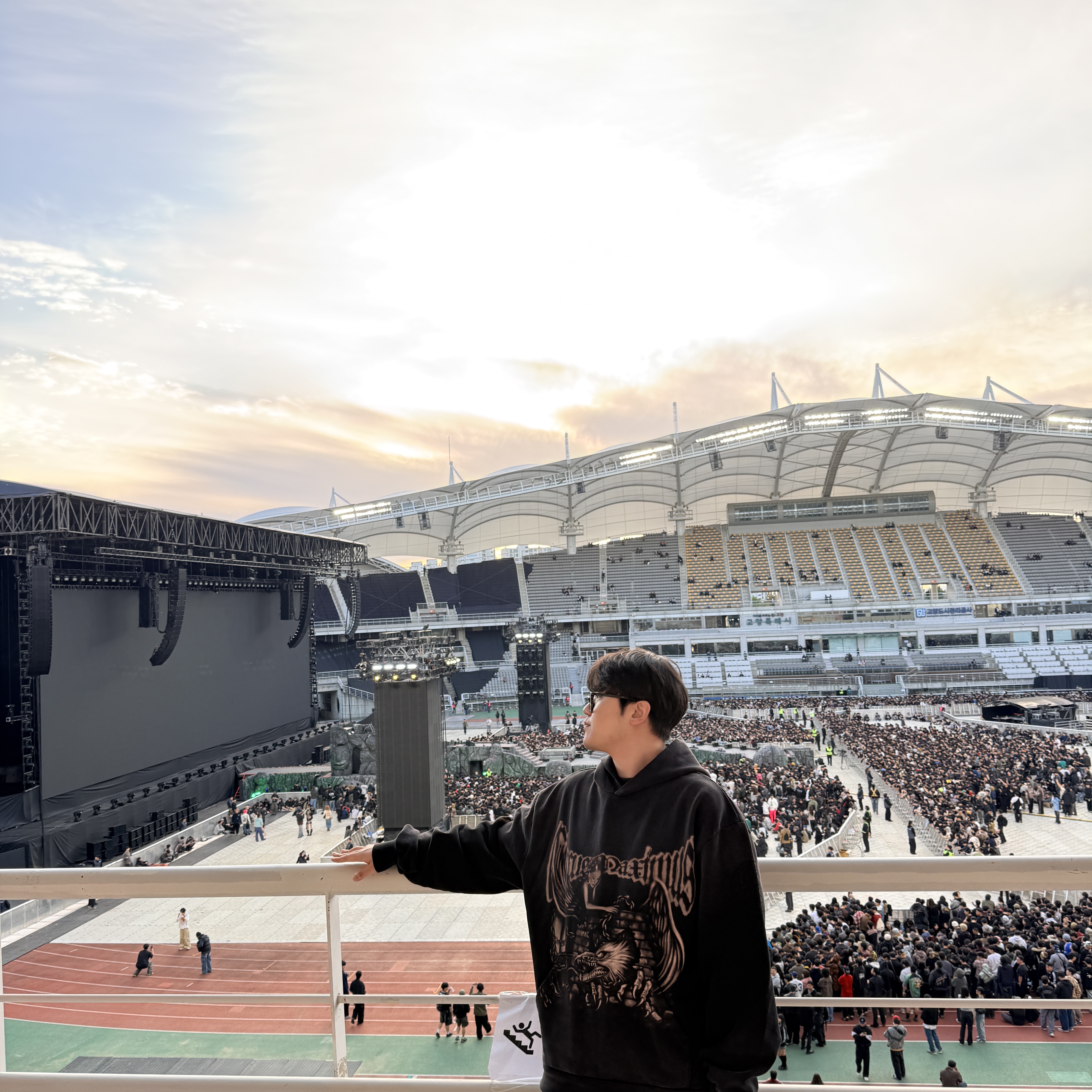 Travis Scott Circus Maximus Stadium Tour 25 Spray Hoodie Black 착용 스타일