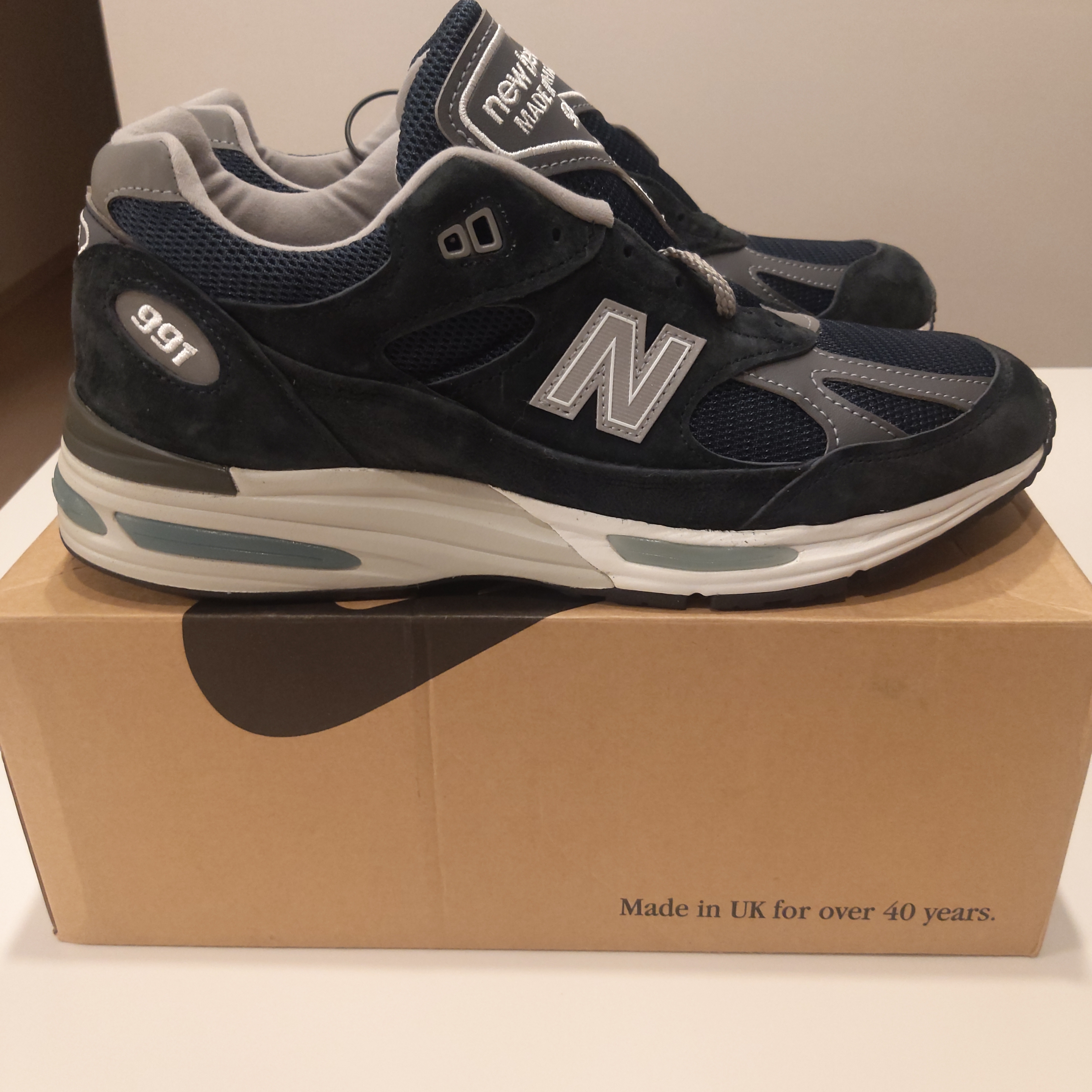 New Balance 991v2 Made in UK Dark Navy Smoked Pearl 착용 스타일 - 4