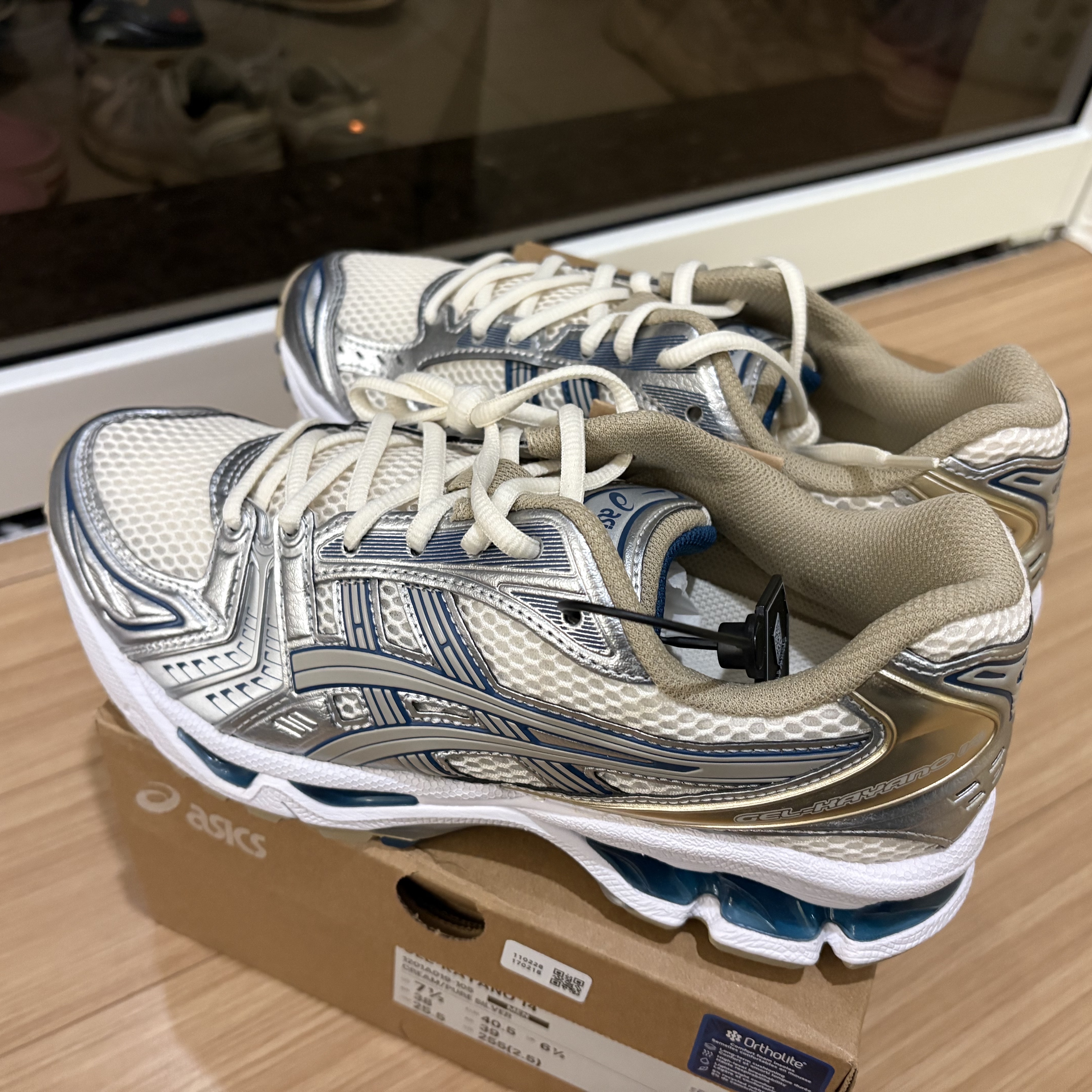 Asics Gel-Kayano 14 Cream Pure Silver 착용 스타일 - 2