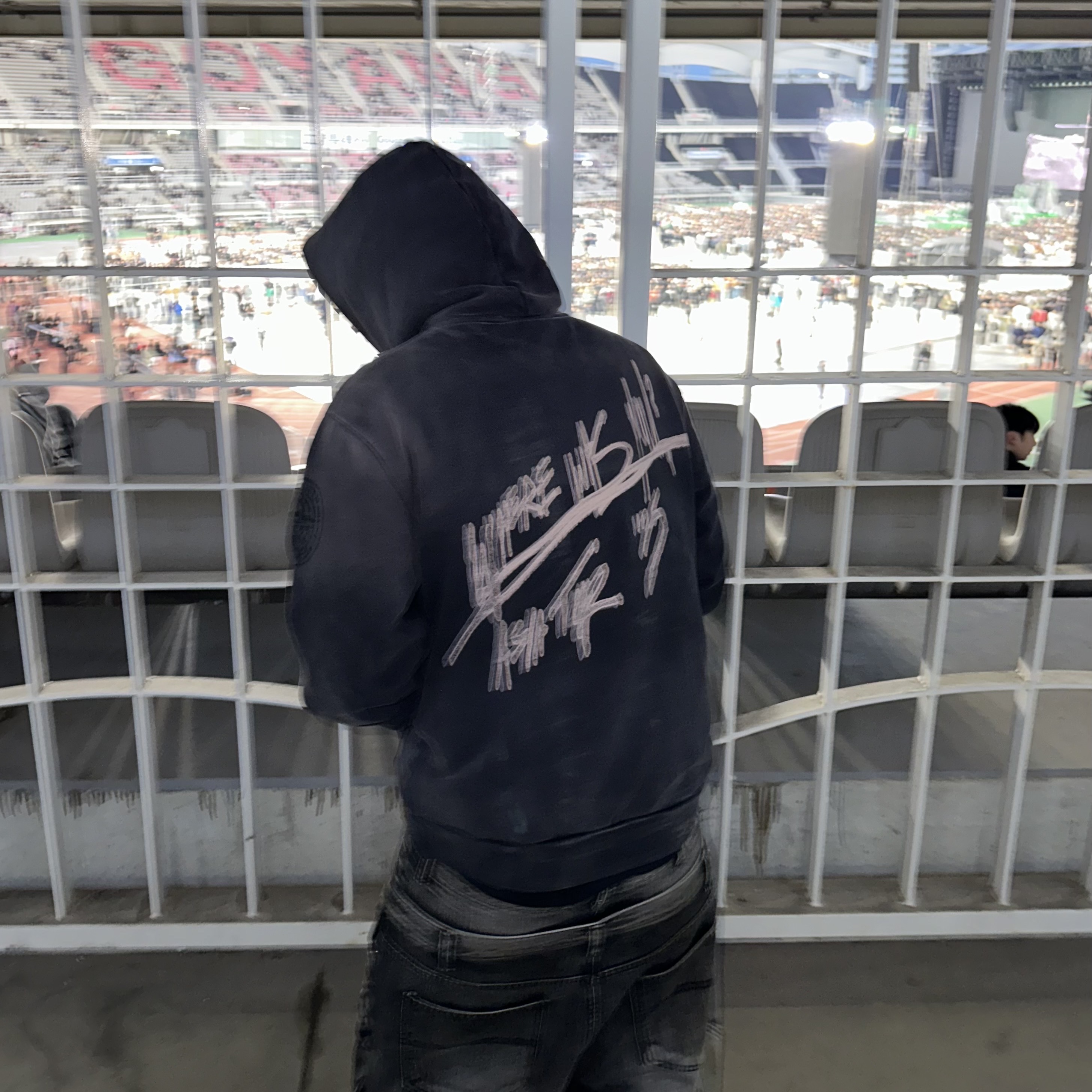 Travis Scott Circus Maximus Stadium Tour 25 Spray Hoodie Black 착용 스타일 - 2