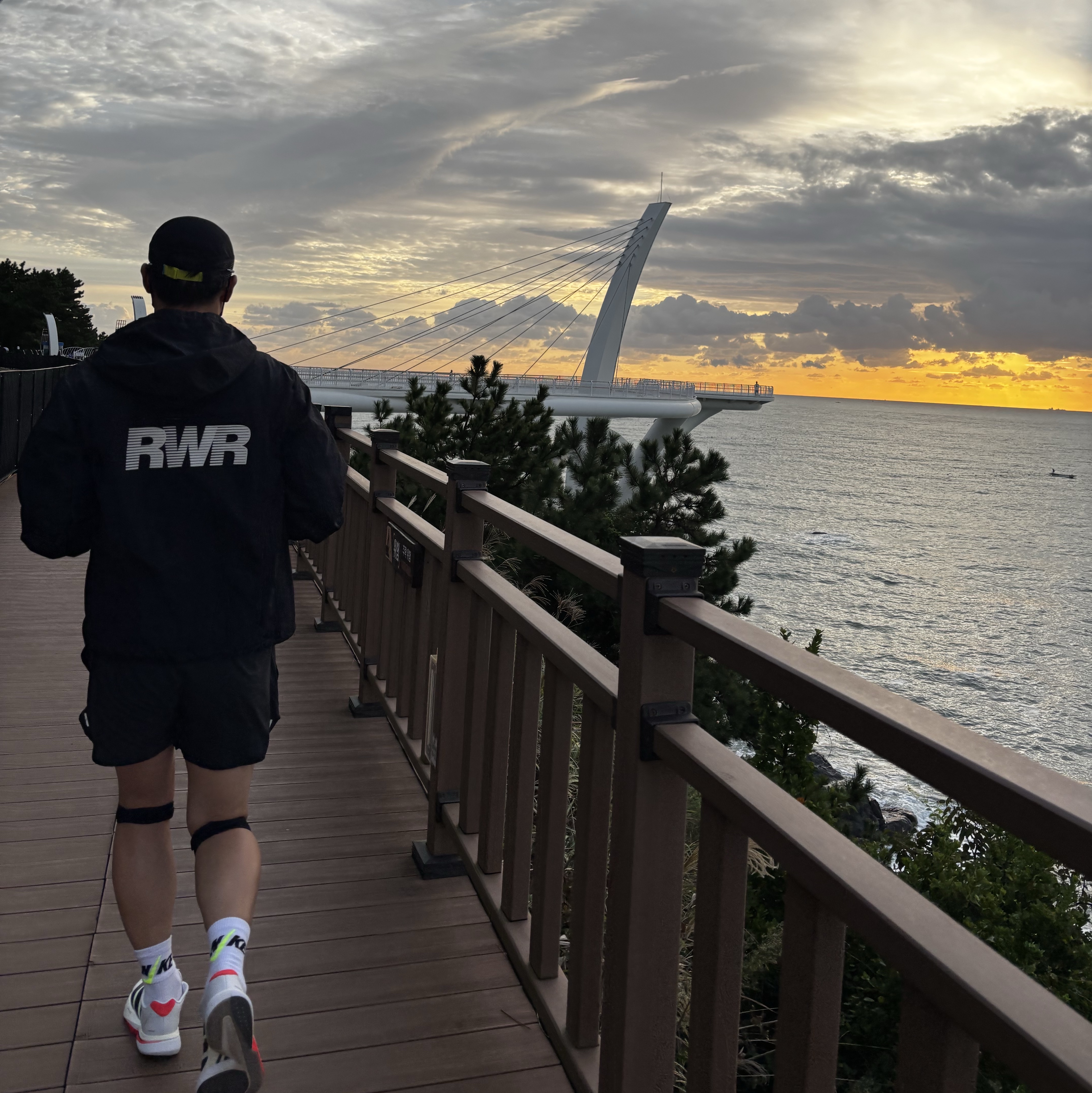 [KREAM 단독] runwhither Windbreaker Jacket V2 Black 착용 스타일