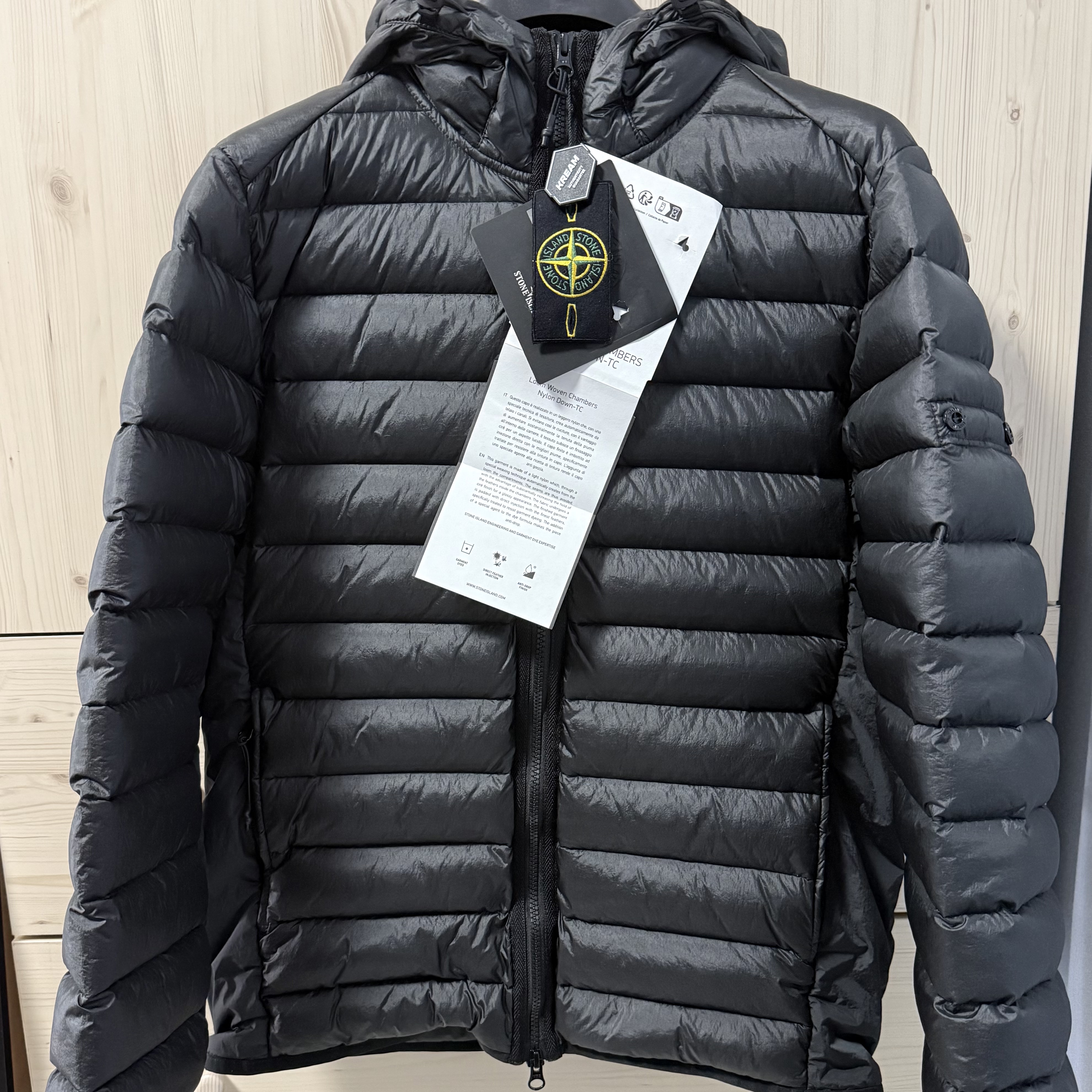 Stone Island 4100403 Loom Woven Chambers Nylon Down-TC Jacket Black - 25SS 착용 스타일