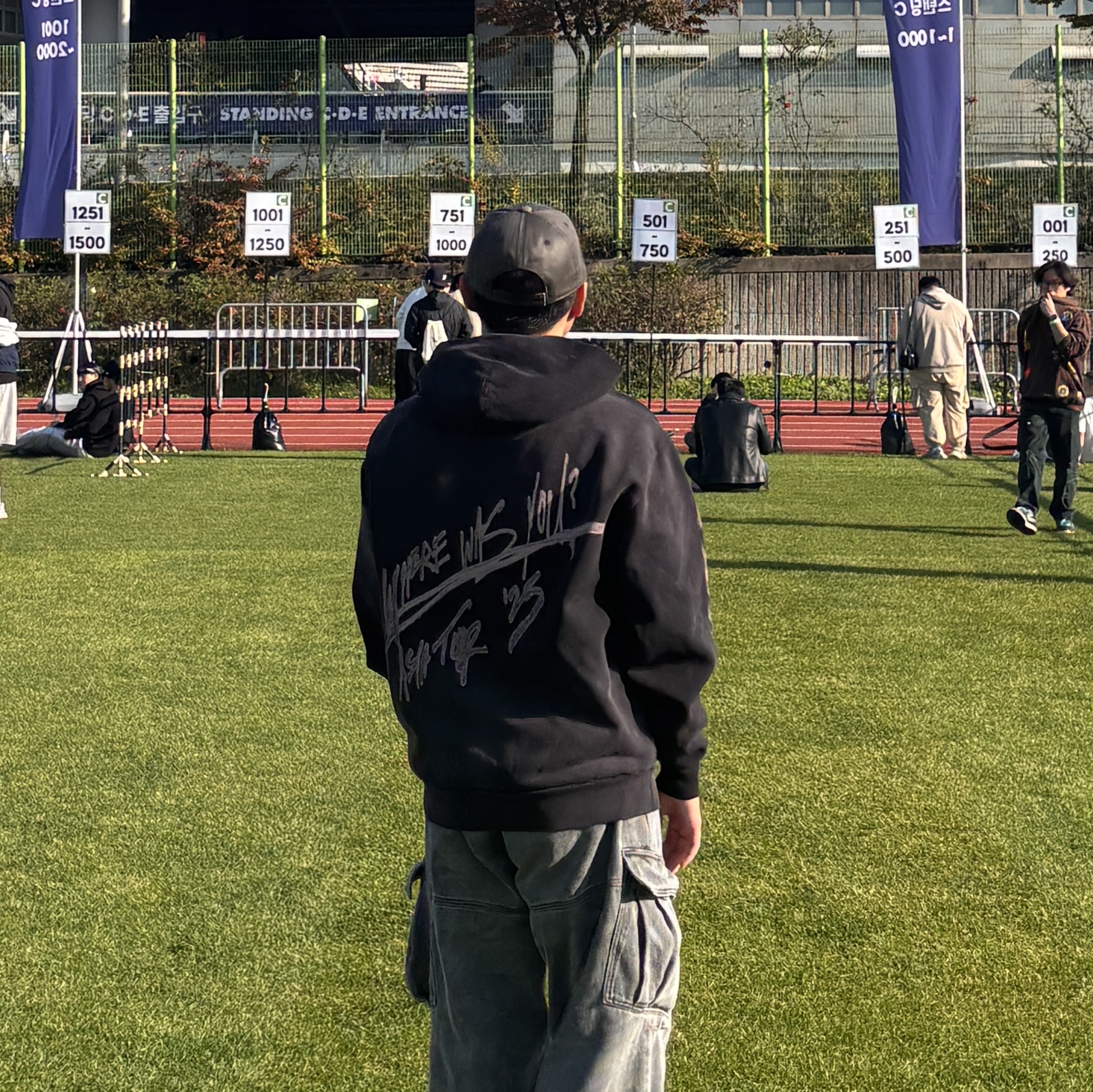 Travis Scott Circus Maximus Stadium Tour 25 Spray Hoodie Black, Travis Scott Circus Maximus Stadium Tour 25 Wax Hat 착용 스타일