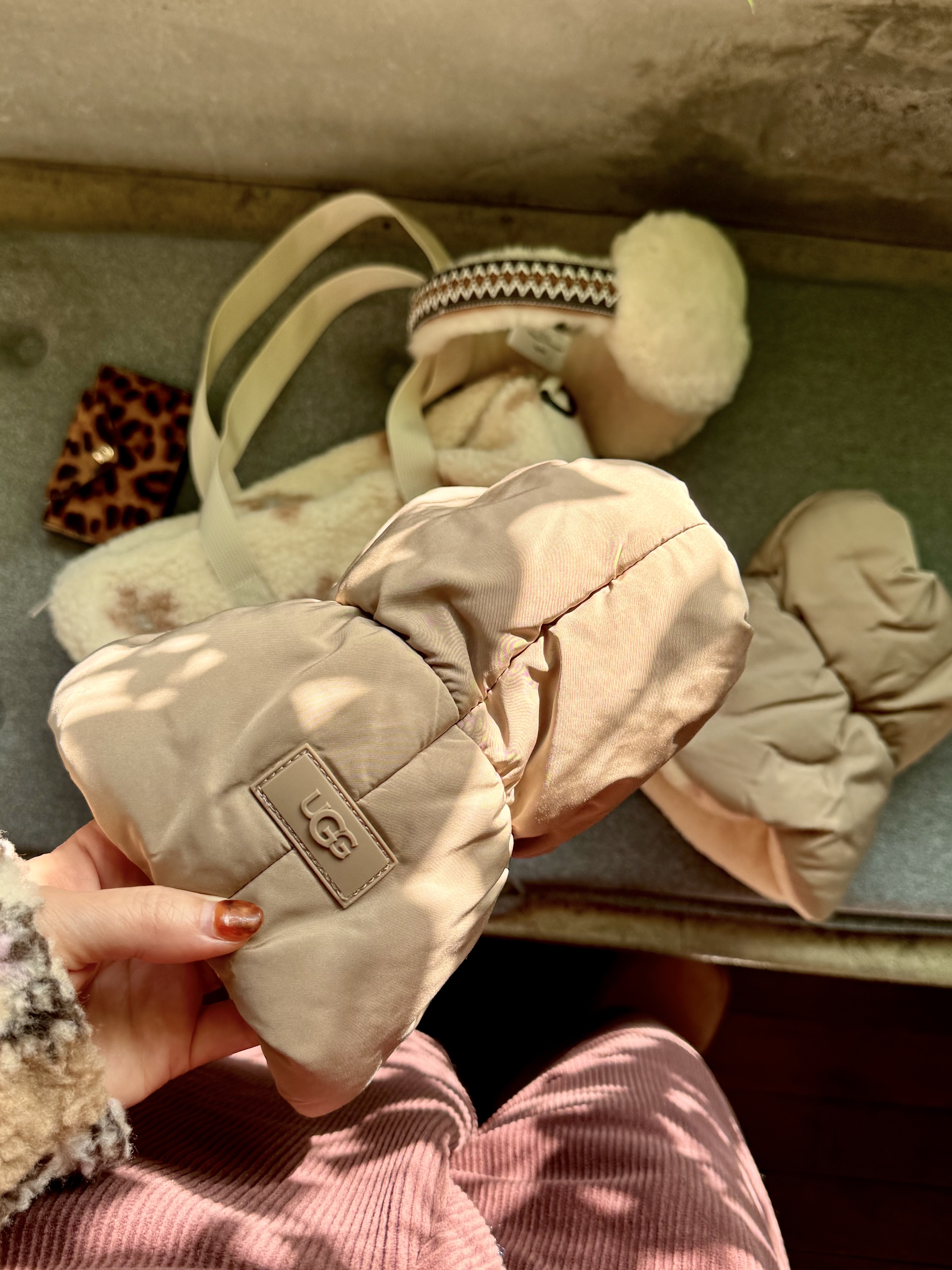 (W) UGG Embroidered Logo Earmuff Chestnut, (W) UGG Plushwarmer Amphora 착용 스타일 - 3