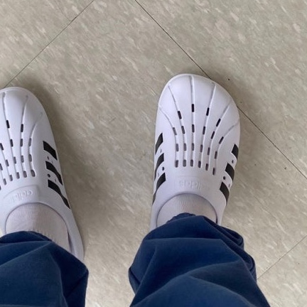 Adidas Adilette Clog White Black 착용 스타일
