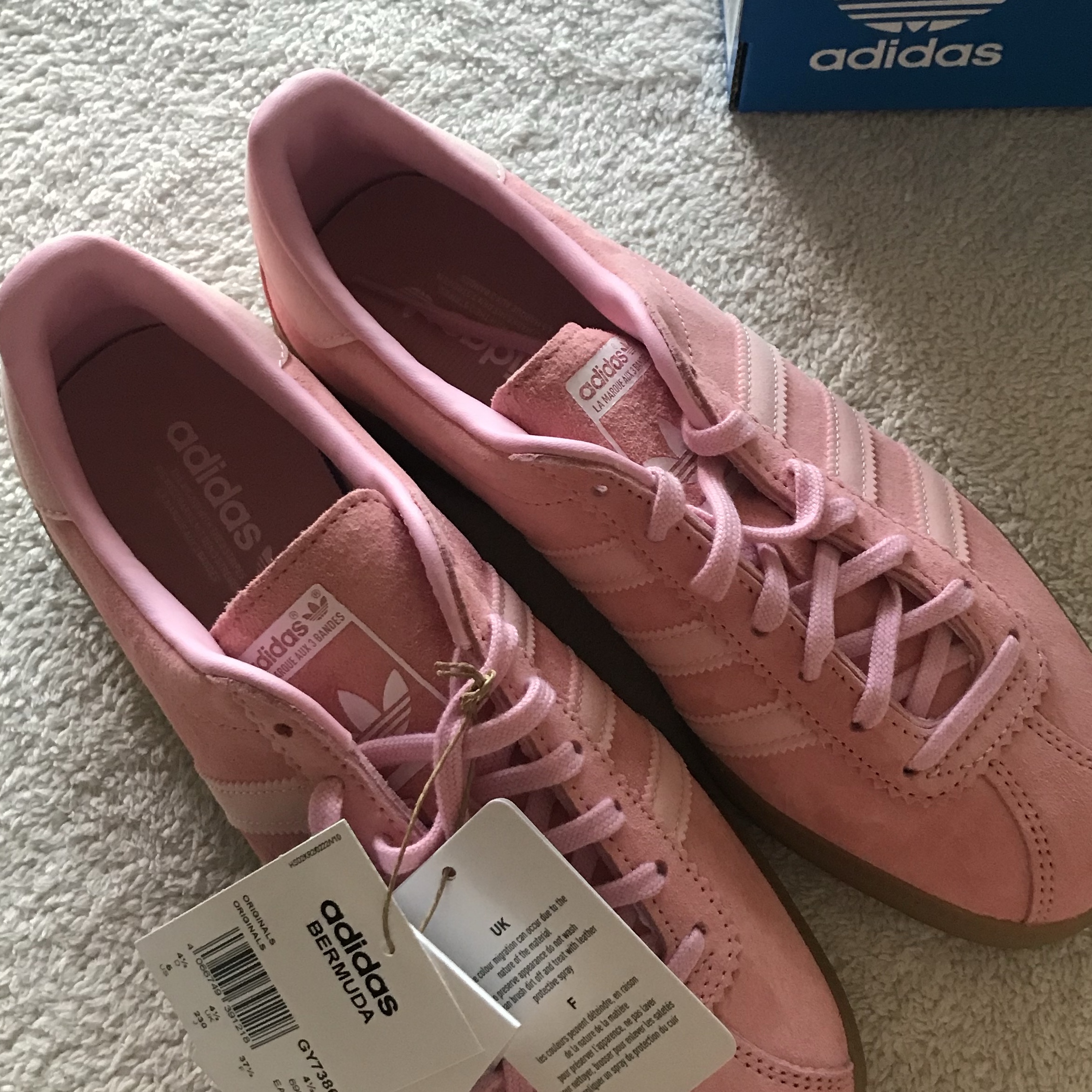 Adidas Bermuda Glow Pink 착용 스타일