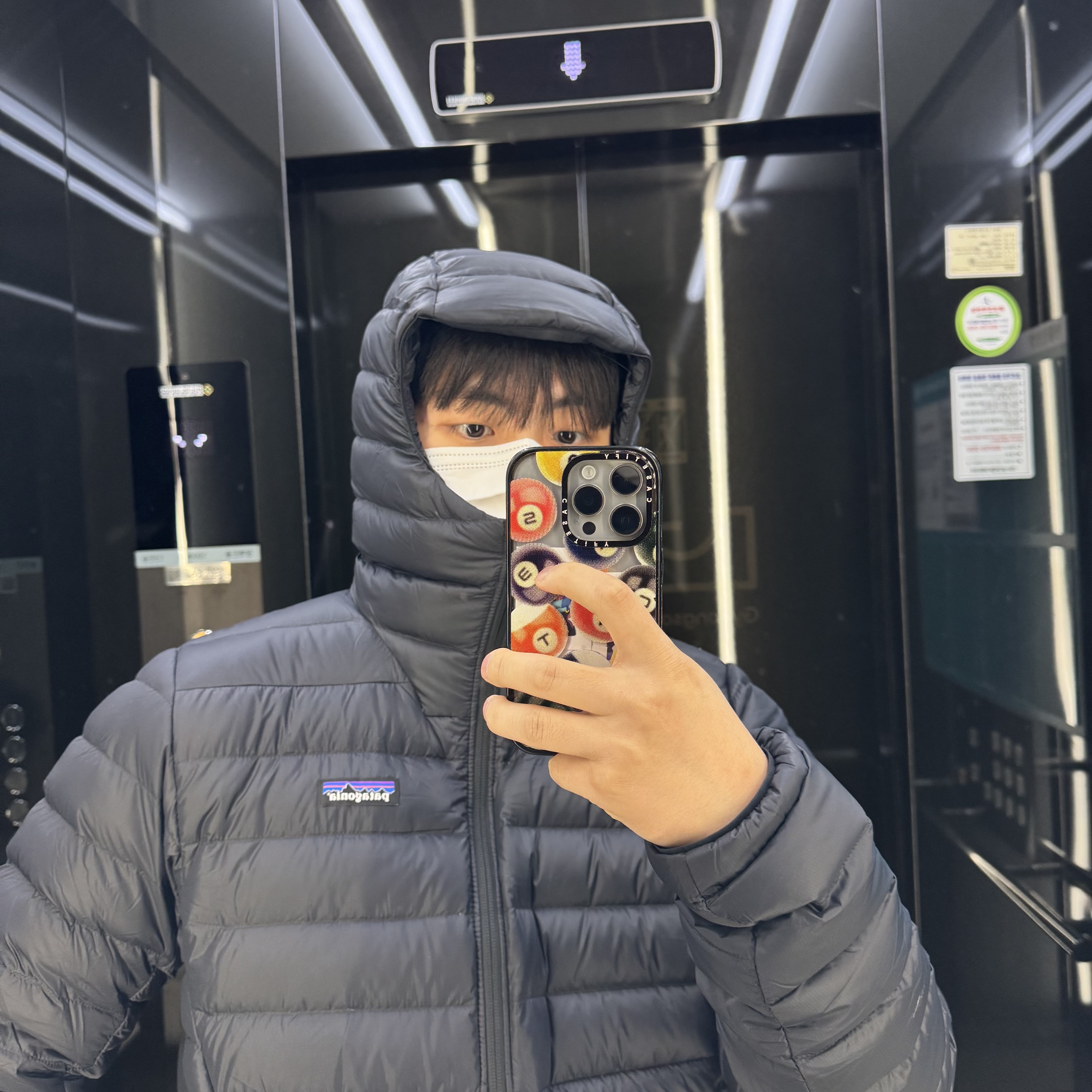Patagonia Down Sweater Hoody Black 착용 스타일