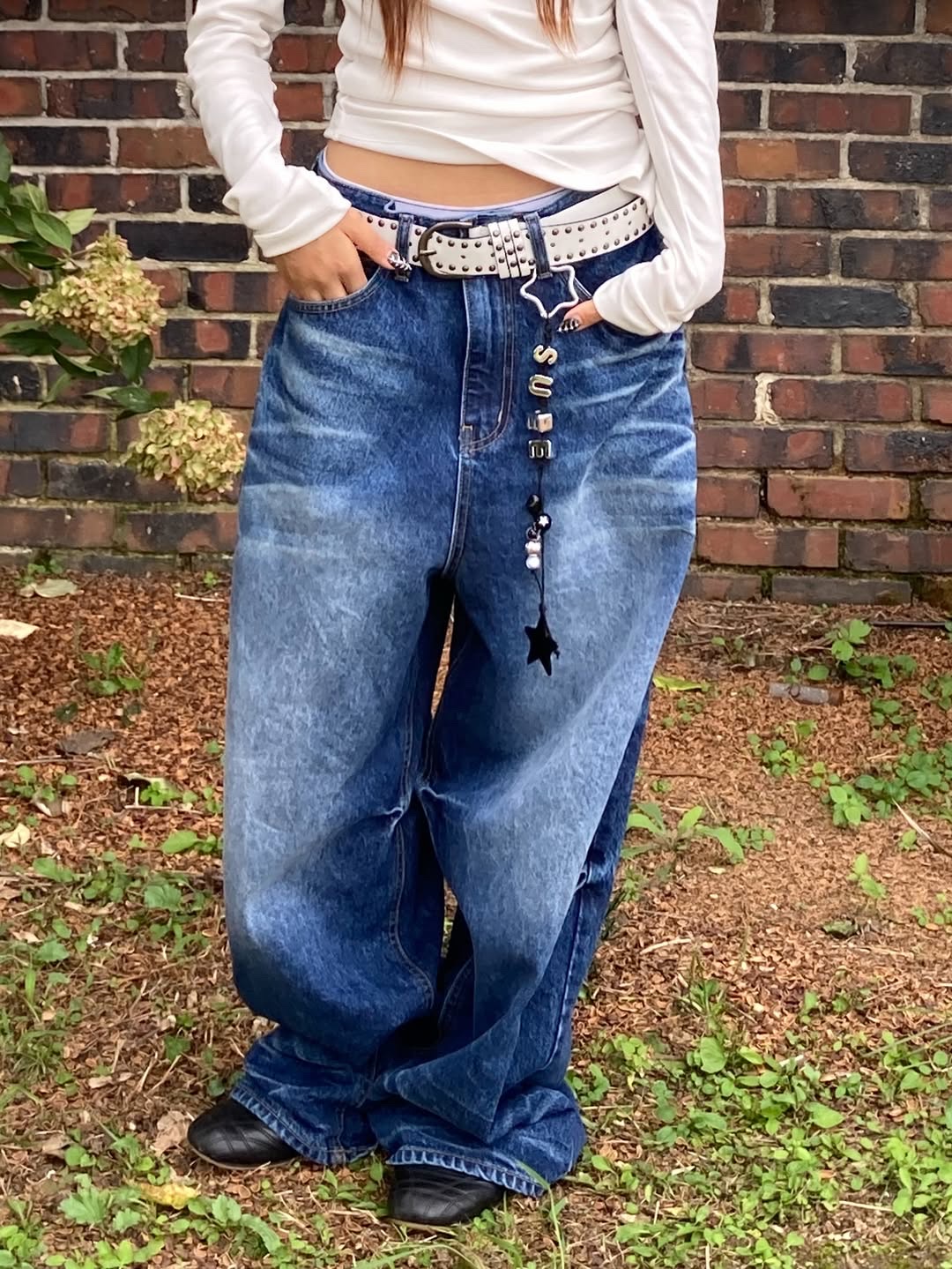 SSERPE Starry Night Washed Wide Denim Pants Blue 착용 스타일 - 3