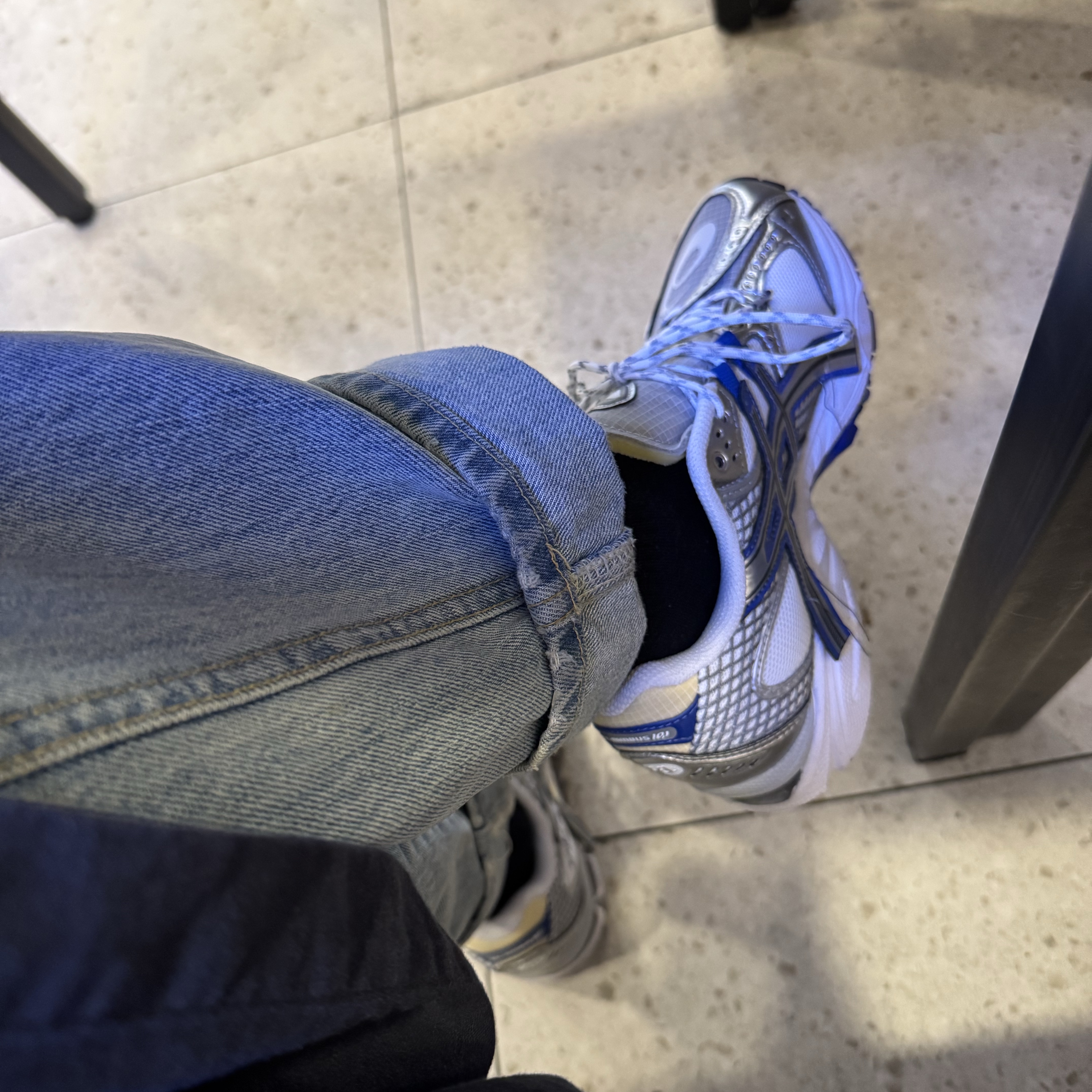 Asics x Invincible Gel-Nimbus 10.1 HTTP 404 Cream Metallic Silver Blue 착용 스타일