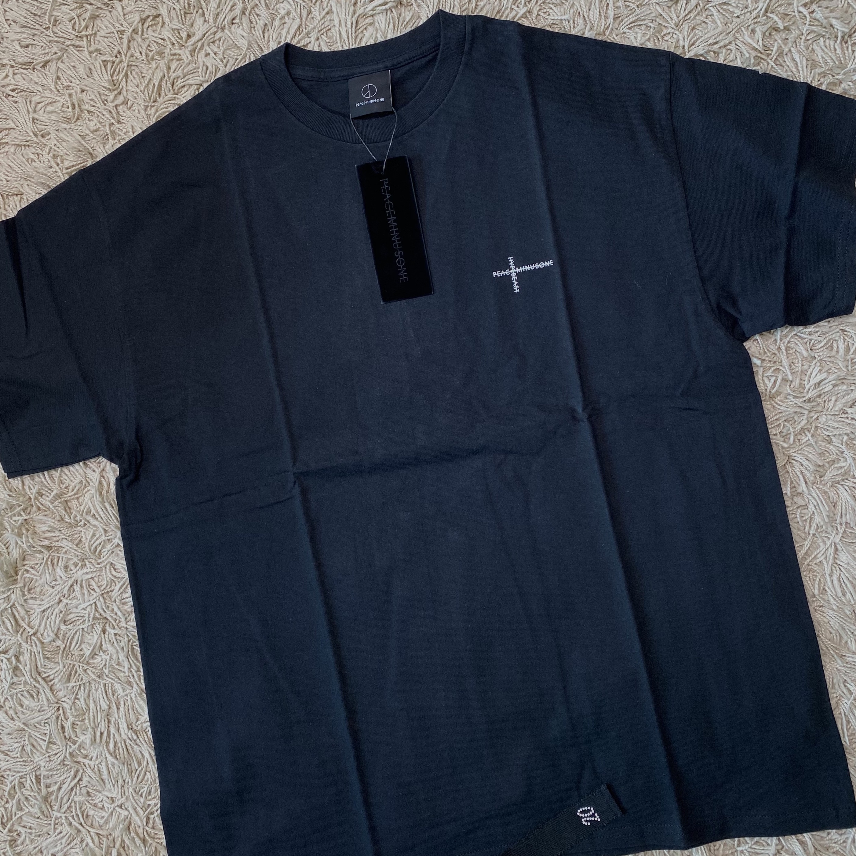 Peaceminusone x Hypebeast 20th Anniversary T-Shirt Black 착용 스타일 - 2