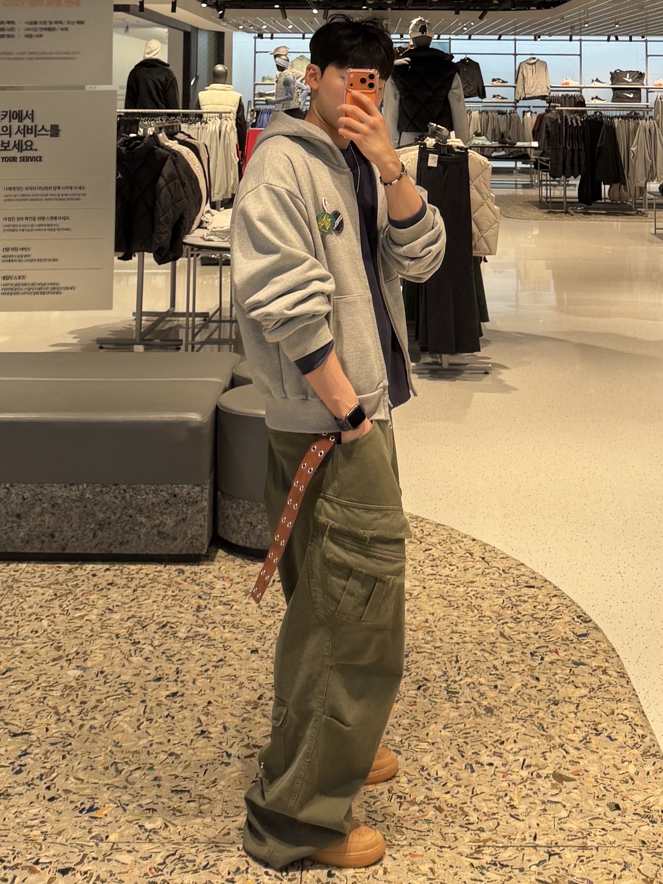 Nike Air Force 1 '07 WB Flax, Nonnod Double Pocket Cargo Pants Vintage khaki 착용 스타일
