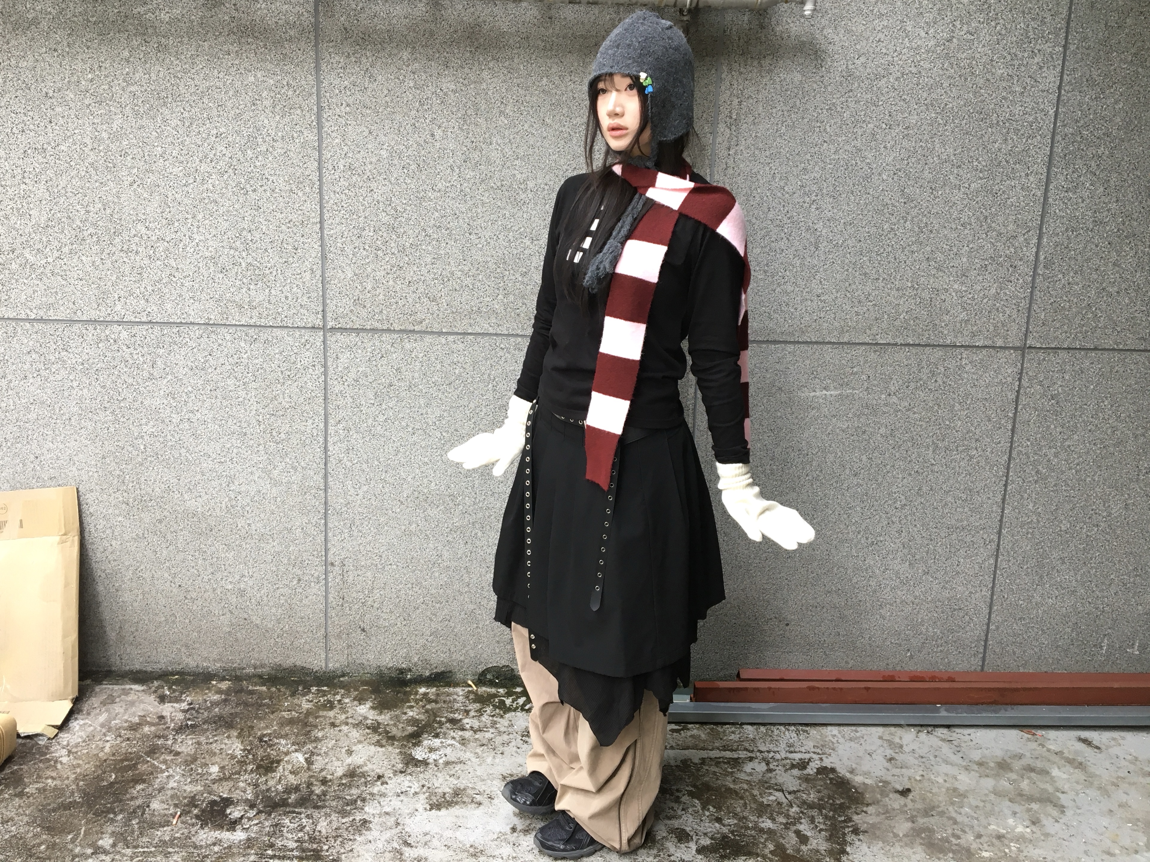 Asics Gel-Nunobiki Black Obsidian Grey, Hatchingroom Snow Track Pants Vintage Beige 착용 스타일