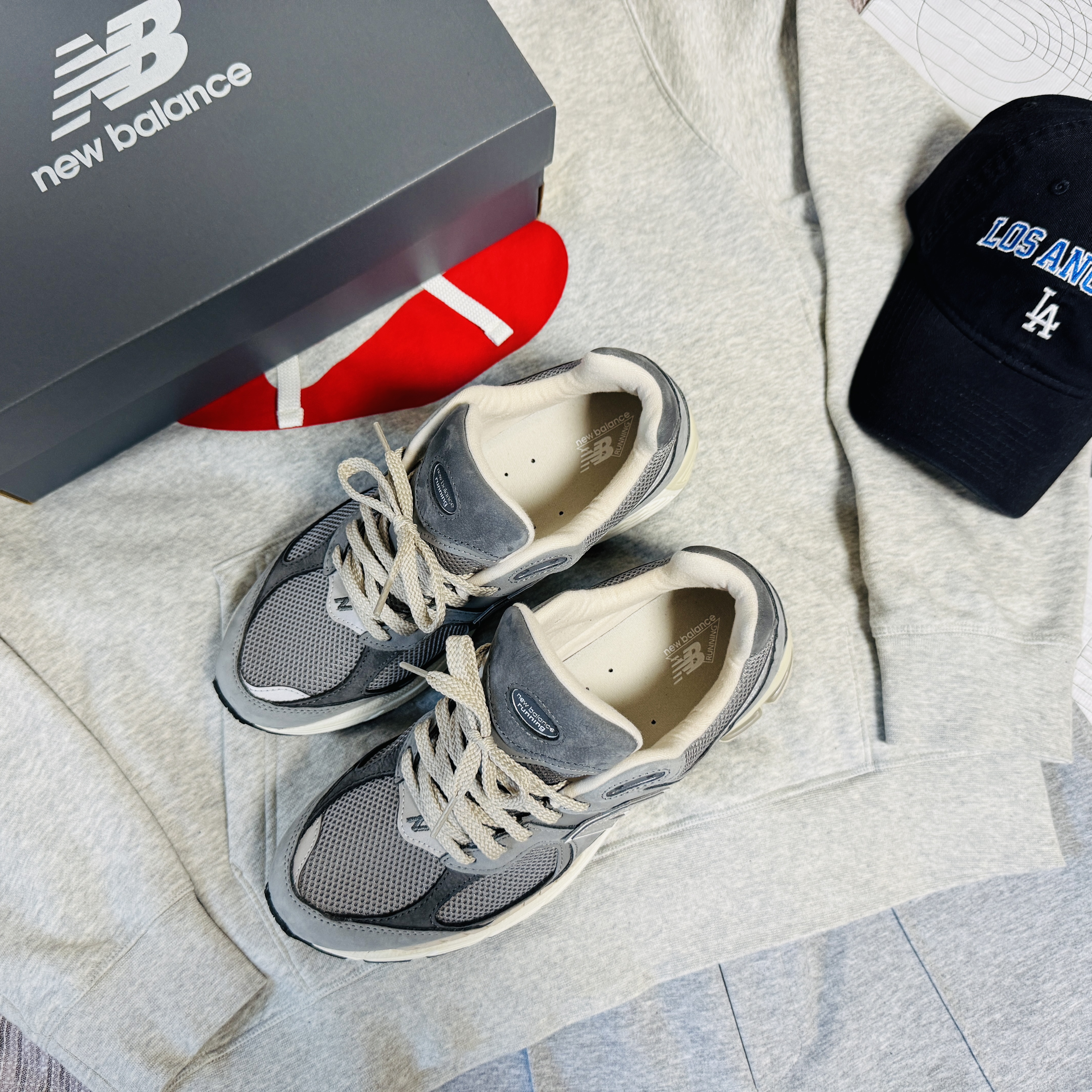 New Balance 2002R Premium Vintage Grey 착용 스타일 - 2